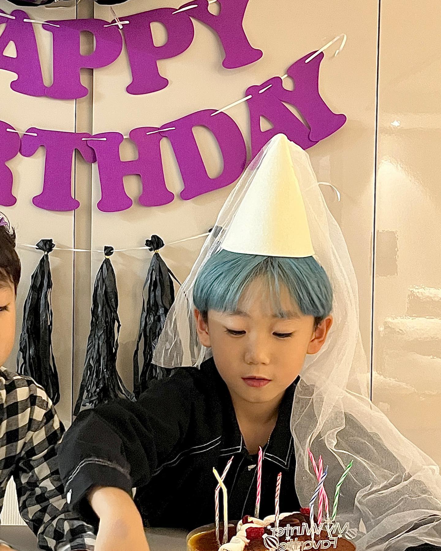 정신없는 하루하루에 제대로 준비도 못해둔채로 당일 장보고요리하고 당일 생일파티 준비한 덕에 계속 써먹던 컨페티색도 너무 안맞고 주말에할걸 잠깐 후회했지만 좋아해줘서 다잊어버리기 ~ 🩵 내 첫째아들, 니가 있어 우리가족이 존재해. 언제나 고맙고 사랑한다! 너희에게 늘 여유있고싶은 엄마가
⠀⠀⠀⠀⠀⠀⠀⠀⠀⠀⠀⠀⠀⠀⠀⠀
⠀⠀⠀⠀⠀⠀⠀⠀⠀⠀⠀⠀⠀⠀⠀⠀
#happybirthday .♡
