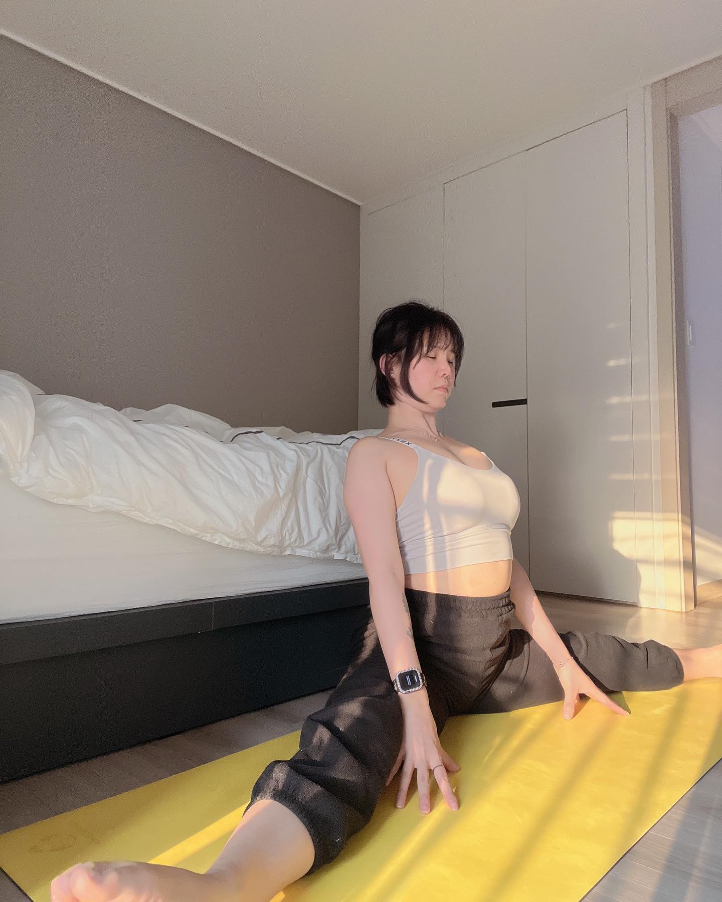주말 잘 보내고 계시죠? 
저는 오늘 조금 쉬어가고 있습니다☺️

모두 즐거운 저녁되세요 

#주말 #아침요가 #요가하는여자
