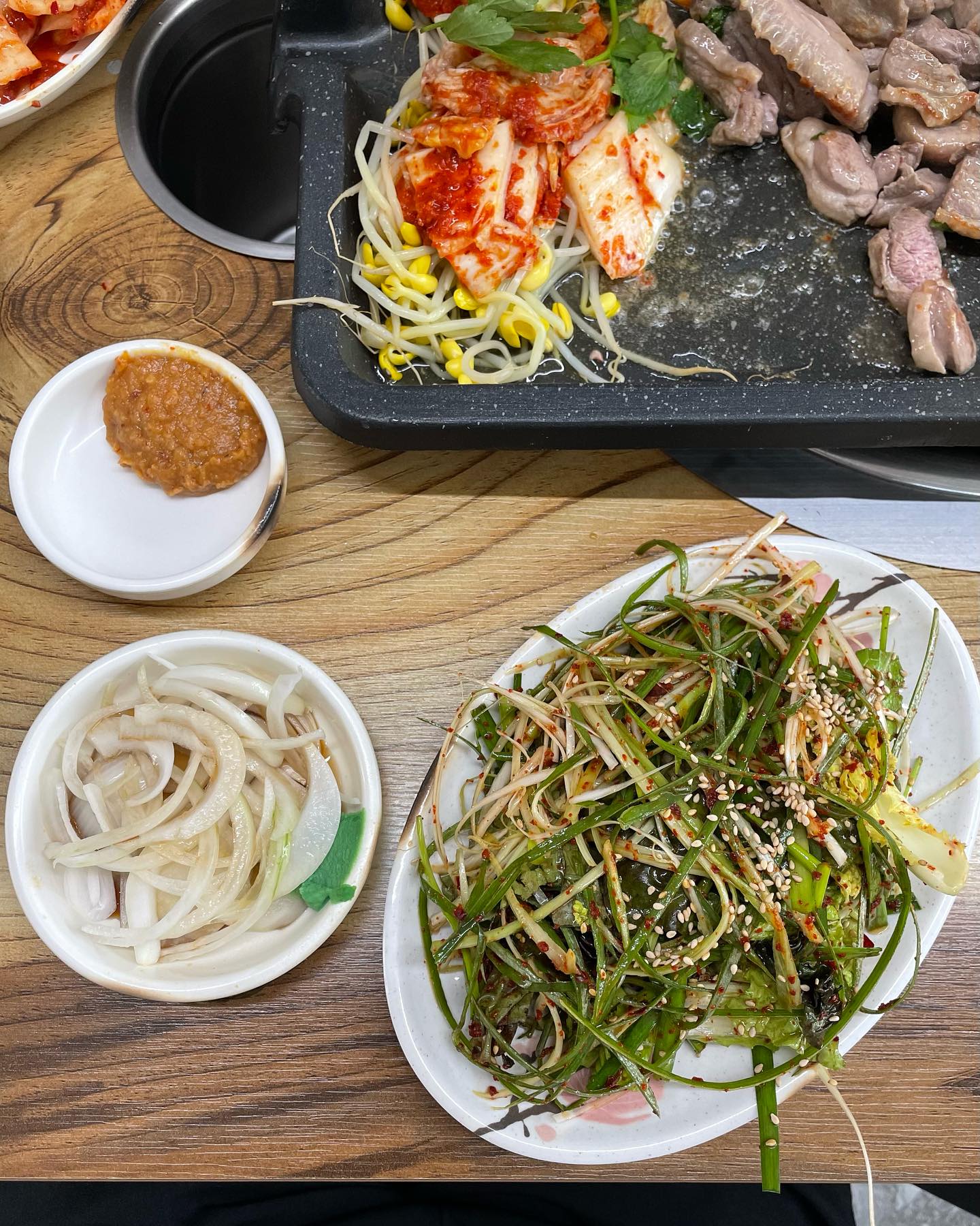 먹고 있는데 서비스 랜덤으로 자꾸 내어주심..! 이날은 미나리 사이다

📍#착한오리와돼지 #대구 
🍽️ #생오리구이 

오리 잡내 없이 깔끔했슴✨ 꽤 오래 오고가며 본 가게라 더 신뢰가 갔달까..! 자리 이전 하신 뒤론 자리도 건물도 깔끔해서 더 좋았다
날개인지 목인지 뼈에 붙은 부분이 특히 맛있었슴,,
뼈부분 살려둔 오리는 처음이었다

* 23년 5월 사진입니다