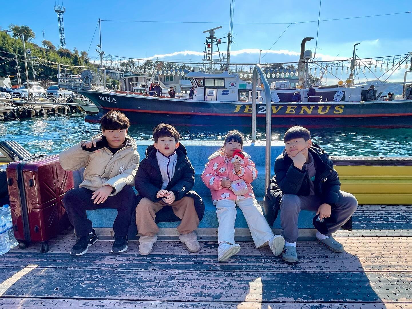 12/2 🎣🐙☀️
👨🏻👩🏻👦🏻, 👨🏻👩🏻👦🏻👦🏻👧🏻

⠀⠀⠀⠀⠀⠀⠀⠀⠀⠀⠀⠀⠀⠀⠀⠀⠀
#유건일상 #유건영상
#통영 #곤리도 #통영선외기 #문어낚시
#아이와가볼만한곳 #아이와여행 
#통영맛집 #통영펜션