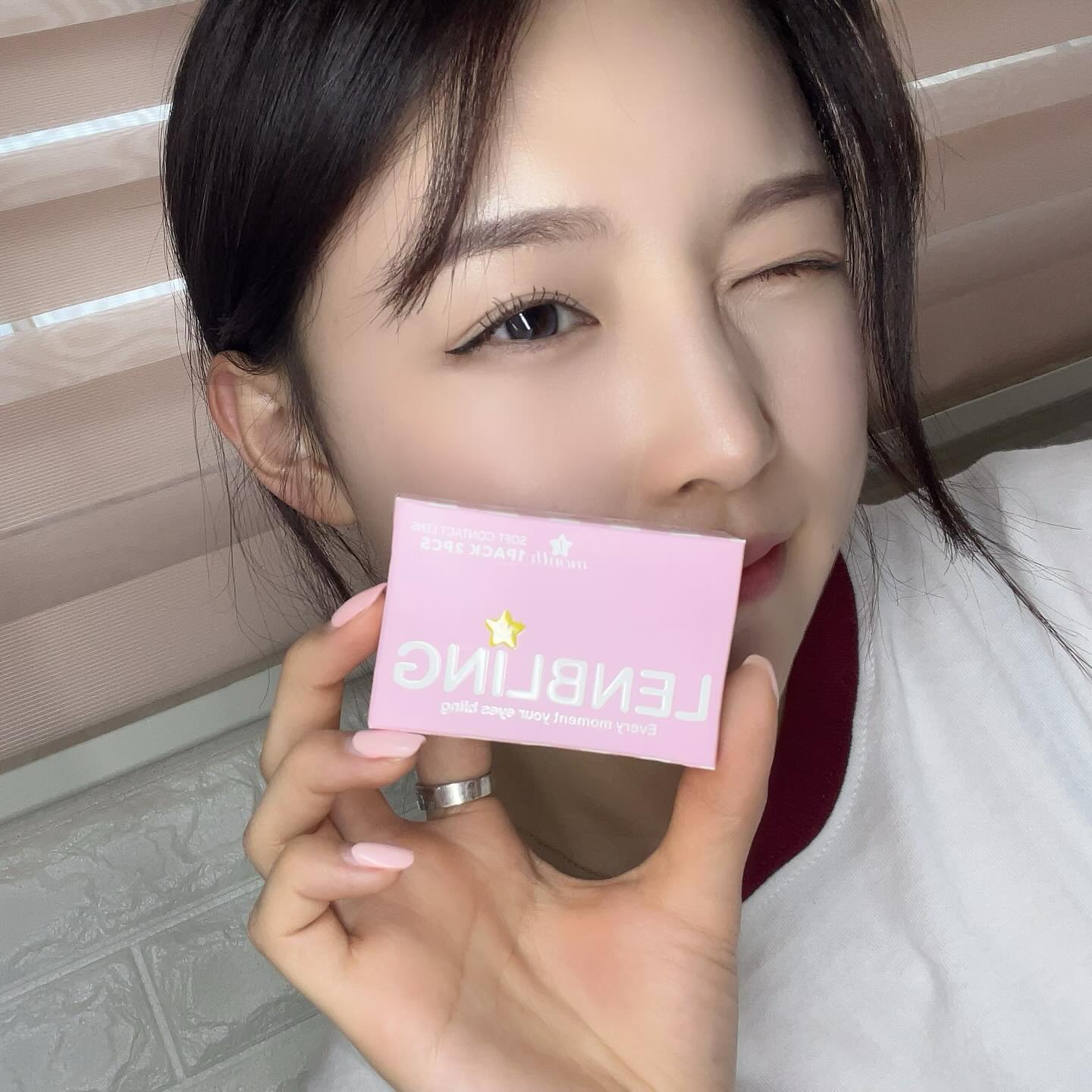 #제품제공 #렌블링 lenbling_official 

렌블링 올로뷰 ✨ 직경 13.0mm

피넛초코 , 피넛브라운 , 워터올리브 , 워터그레이
총 4컬러로 구성되어있어요 !
직경이 작아 부담이 전혀 없고 자연스럽게 착용 가능했어요 😗

얇아서 무겁고 갑갑한 느낌이 없었고
장시간 착용해도 이물감이나 건조함 느낌이 없어서
편안했던 렌즈에요 (ʘᗩʘ’)

4종 모두 과하지 않고 매력적이었던 렌즈라
맑고 편한 컬러렌즈 찾으시는분들께 완전 추천 드려요 !!!! 

공식몰도 오픈되어있으니 렌블링 홈페이지로
달려가보자구욧 🥰