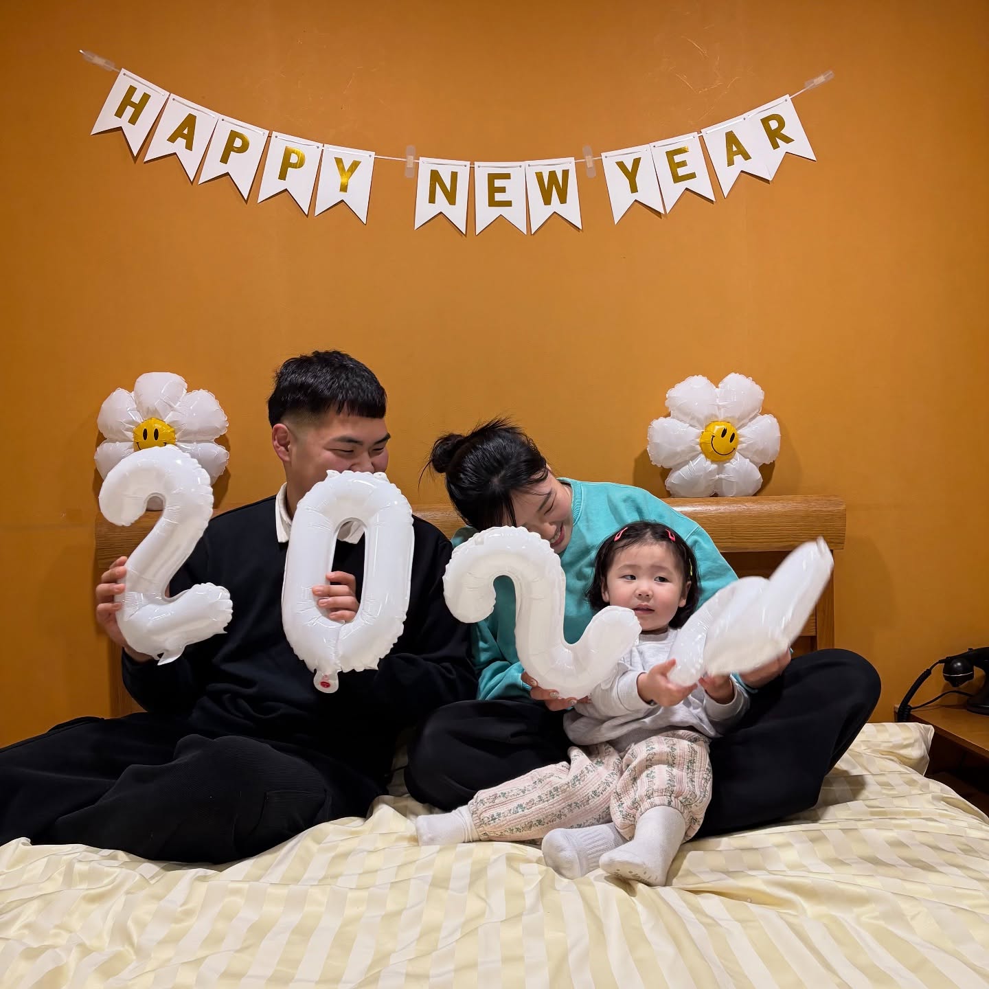 두번째로 제일 큰언니 덕분에 연말에 홍천집이 아닌
속초에서 내 율이랑 보낼 수 있었다구요:)

행복했던 24년 아홉수에 결혼하고 퇴사하고 창업한 기매미
25년에는 더 노력하고 행복 할 수 있도록 화이팅

늘 옆에서 묵묵히 지켜주며 응원해준 승우 제일 고맙고 사랑해!!
매년 지금보다 더 행복하게 해줄게🤎
우리 율이 그리고 메리어멈님 내가 제일 애껴,,,🫶🏼

dried_fish_house 25년도 화이팅 해보자구