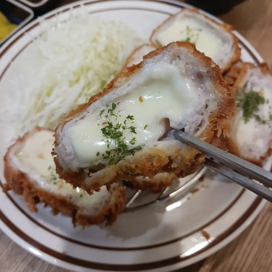 #마곡카츠 
.
마곡역 근처의 #돈카츠맛집♥️
오픈한지 얼마안되서  깔끔하네요
주문은 키오스크로!

모든재료와소스를  수제로 만든다고 하십니당💞
고기잡내가 전혀없고 숙성이 잘되서 맛있어요👍
치즈카츠는 낭낭한 치즈와 바삭한 튀김옷 잘어울리구요
안심카츠는  촉촉하고 육즙파팡.고기가 연해요
샐러드 양배추 소스  넘달지않고 자극적이지 않음
고기,야채가 다 신선해요🤩
사장님 넘 친절하시고 부족한거 없냐고 물어봐주시고
신경써 주세용
푸짐한양에  부담없는 가격대라 한끼 식사로 괜찮더라구요 
메뉴도 다양해서 다음에 다른 메뉴도 먹어보고 싶네용😊

📌 영수증리뷰 이벤트로 음료수1캔 제공이이라고 합니다
.
.
.
#마곡맛집#마곡데이트#점심메뉴추천#포장배달가능
#강서구맛집#맛집추천#맛집투어#먹팔ランチ#とんかつ
#韓国グルメ