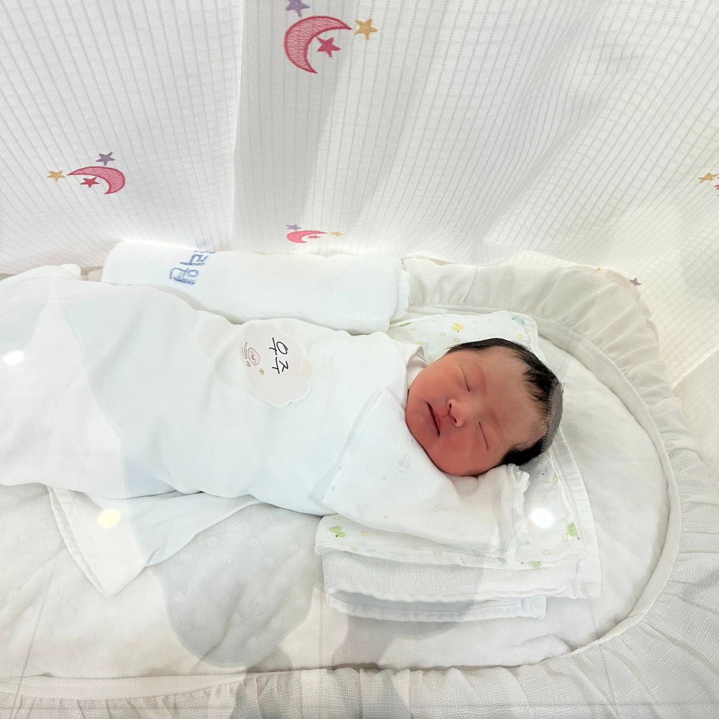 우주탄생⭐️
양수 터져서 119구급차 타구 병원으로 슝슝🚑 
한치 앞을 모르는 시트콤 인생🫠ㄷㄷ
37주 2.68kg 뽀시래기로 태어남ꯁ
느므 작아 안는것도 겁나는 나의 우주,
딸내미인데 점점 잘생겨지고 있..🤭
건강하게만 자라줘 사랑해🫶 

#20240516
#우리가엄빠라니
