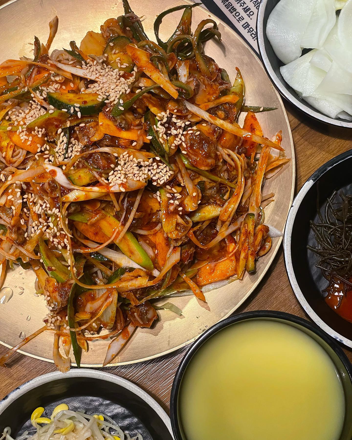 [강촌식당_방이점]
닭갈비가 메인이었으나 옥수수막걸리가 메인이 됐당🤣

삼겹살닭갈비와 꼬막무침 그리고 대망의 옥수수 막걸리..! 

닭갈비는 흔히 아는 철판닭갈비 맛 ㅎㅎ

고소함 가득한 꼬막무침과 옥수수막걸리 조합이 최고였어요👍

사장님도 친절하셔서 기분 좋게 즐기고 온 맛집임다💛

#맛지도초초 #내돈내산 #닭갈비 #강촌식당 #꼬막무침 #옥수수막걸리 #술집 #방이동맛집 #잠실맛집 #안주추천 #좋아요