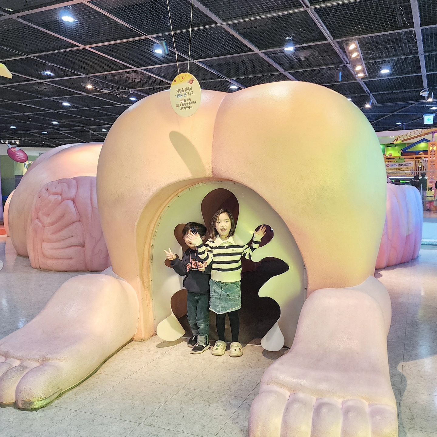 #일상기록 
어린이과학관 두타임 예약해놓은 내자신 칭찬해😂
공연끝나고 바로 어린이과학관에서 세시간동안 
안쉬고 뛰어다닌거 실롸?? 진짜 대단한 아이들ㅠㅠ

솔미니랑 이혀니는 어릴때부터 자주 같이다녀서(?)
이혀니는 누나 졸졸 잘따라다녀주고, 솔미니는 이혀니를
꼼꼼하게 잘 챙겨주다보니 나도 진짜 편하고 수월했다❤️
(힘들다면서 잘 있는 다 큰 혀니 무릎에 왜 앉히니ㅋㅋ)

인천지역할인에 아이 둘다 미취학아동이라고 4천원에
하루종일 놀고옴 진짜 개꿀입니당😍 
.
.
.
#솔민이현 #첫째들만데리고😊