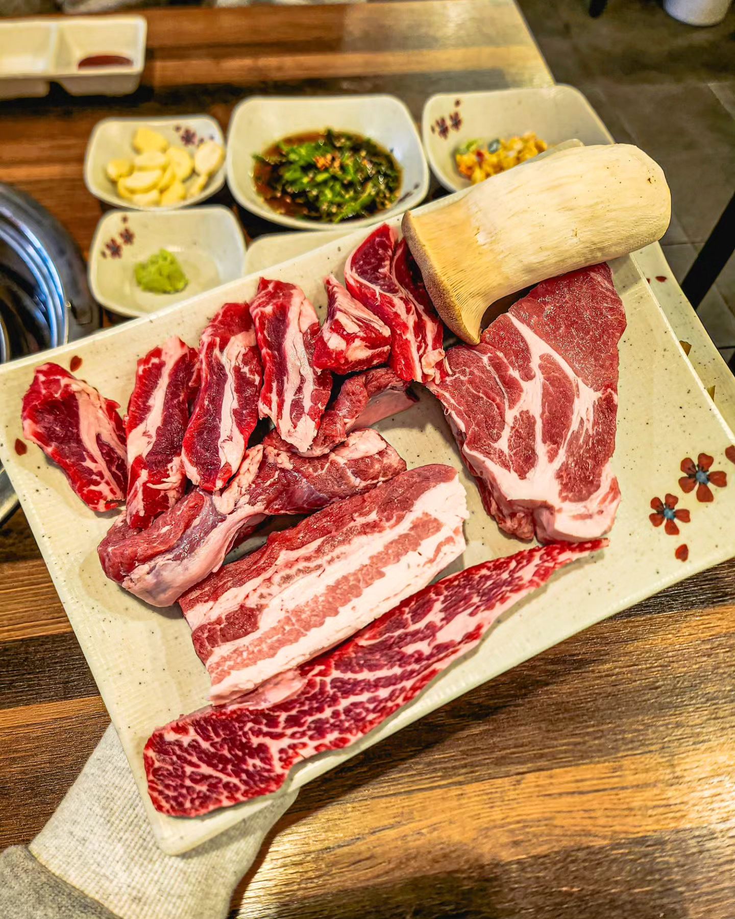 #협찬
간만에 고기 구워먹으러 동생이랑 갔다왔습니당~
2인 모듬세트에 소고기+돼지고기(500g)를 먹을 수 있어서 바로 주문 때렸어요!!
눈꽃살, 갈비살, 삽겹살, 통갈매기살, 새송이버섯이 나오고
예약하고 갔더니 계란찜이랑 된장찌개도 주시더라구요! 대.혜.자💯
일단 다 올려놓고 먼저 익은 소고기부터 먹었는데
부드러운데다가 육즙이 팡팡 터지는게 정말 맛있었어요ㅠㅠ
소금 살짝 찍고 와사비 살짝 올려서 먹는 것도 맛있고
잘게 썬 고추가 왕창 들어간 간장소스는 진짜 최애💙
삼겹살은 말할 필요도 없고 통갈매기살도 단백 그잡채•ᴗ•
껍데기도 추가로 주문했는데 소스도 달짝지근하고
딱딱한 껍데기가 아니고 부드럽고 쫄깃해서 10배로 맛있어👏👏
밥 하나 시켜서 된장찌개에 아예 말아버리고
고기 남은거 올려서 완전 클리어하고 왔답니다ㅎ.ㅎ
.
.
#정일돈 #거여동고깃집 #송파고깃집 #거여역맛집 #거여역고깃집 #거여동맛집 #송파맛집 #송파구삼겹살 #위례고깃집 #위례맛집 #개롱역맛집 #개롱역고깃집