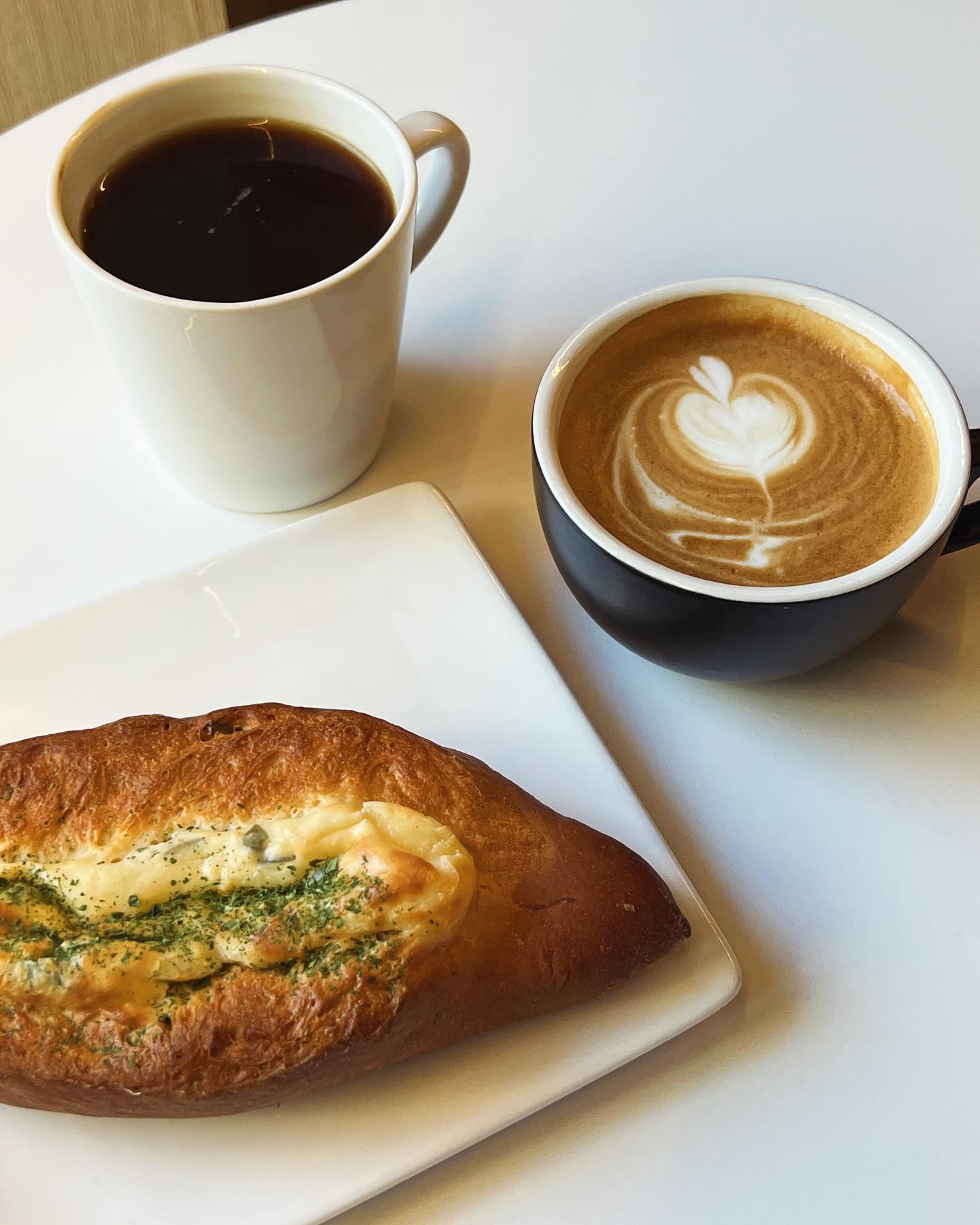 🥨
.
커피랑 파니니랑 빵 먹으면서 느긋하게 수다타임
.
🎈힛더스파베이커리에이트
🪄서울 금천구 가산로 145 1층 101호