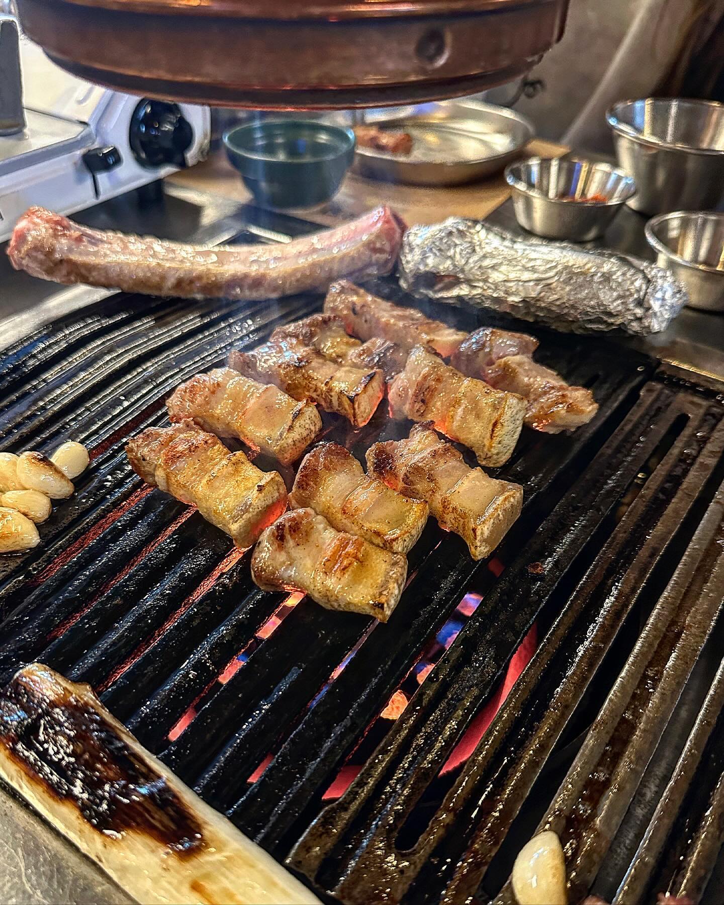 올해 첫눈 본 날❄️🫶🏻

삼겹살을 웨이팅해서 먹기는 처음,, 🥩🍖 연예인 싸인을 붙여두지 않고 보여달라고 하면 파일을 주신다. 아이돌 싸인대신 배우 싸인 찾는건 우리 뿐이었던가...... 알쓰인 나에게 하이볼은 단맛이 1도 없어서 아쉬웠지만 고기도, 김치찌개도 맛있었다💟 그리고 지금까지 먹어본 갈치속젓 베스트1위임