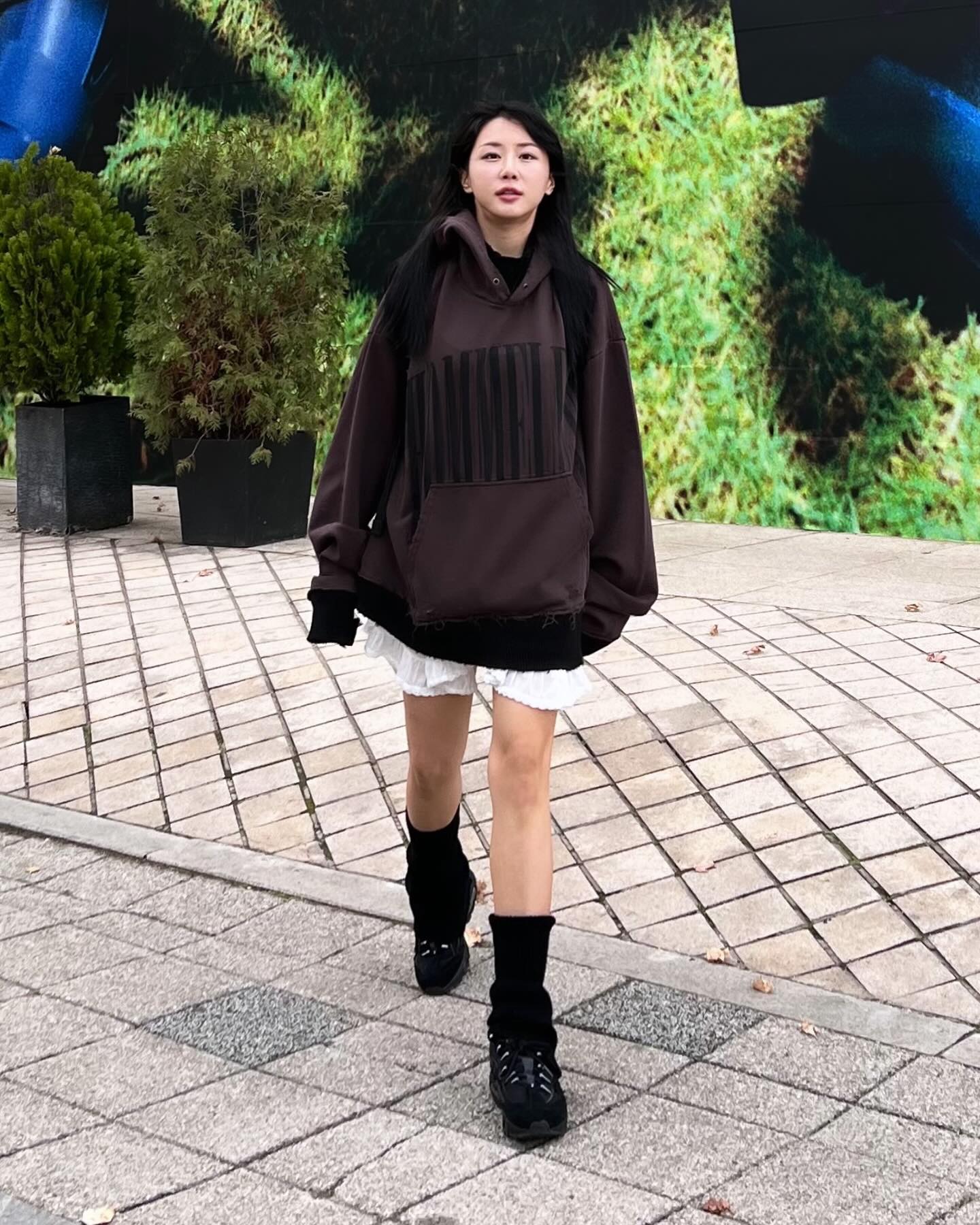 #광고
#틸던 #TILLDAWN #TILLDAWN24SS #grungegirl 애정하는 브랜드 ‘틸던’의 그런지무드 가득한 오버사이즈 후디로 신경 쓴듯 안쓴듯 봄나들이 룩 연출해봤어요🏀🔫🐷 중간중간 헤진듯한 디테일에 두 번 반한 👽 긴 기장에 몸라인을 은근 감싸면서 떨어지는 착용감으로 원피스처럼 레이어드해도 부하지 않더라구요 사진찍어준 일일 작가님 Dr.K께 무한한 감사를… 👐🏿