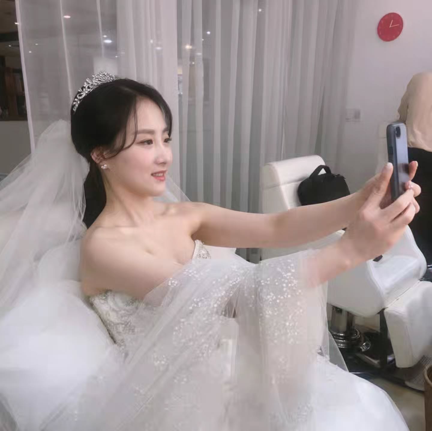 #아기엄마 예용...😅 갑분 계삭 이슈로 얼른 올려보는 사진...
여러분 저는 잘 낳으러 병원 왔어요!
태명 이벤트 하고 있는거 아시죠?
오늘 저녁까지니까 꼬옥 많이들 참여해주세욧❤️

저는 열심히 힘 좀 줘보겠습니다!
#사진은 #5년전 #결혼사진 #누구세요