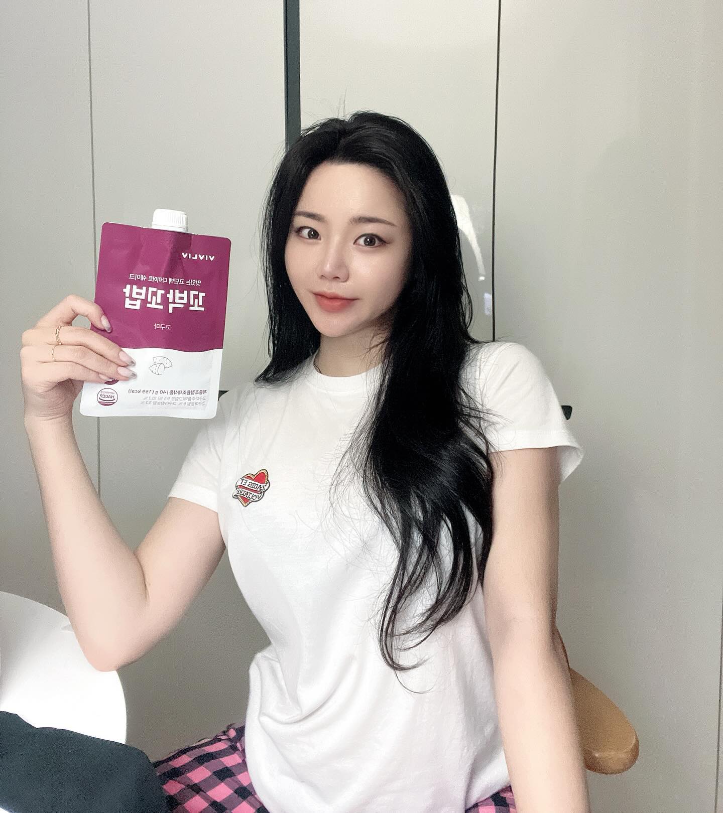 #협찬 밥도 못먹고 바쁘진 말아요😭
바쁜 모든 순간, #꼬박꼬밥 과 함께!
부랴부랴 정신없는 아침 한끼 식사 대용으로,
운동 후 보충용으로 뭐든 가능!
제가 보여드린 고구마맛 기준 단백질 16.4g 함유.. 혜자롭쥬? 비타민, 엽산, 칼슘 등등 없는거 없다구마🍠🍠

#단백질쉐이크 #다이어트