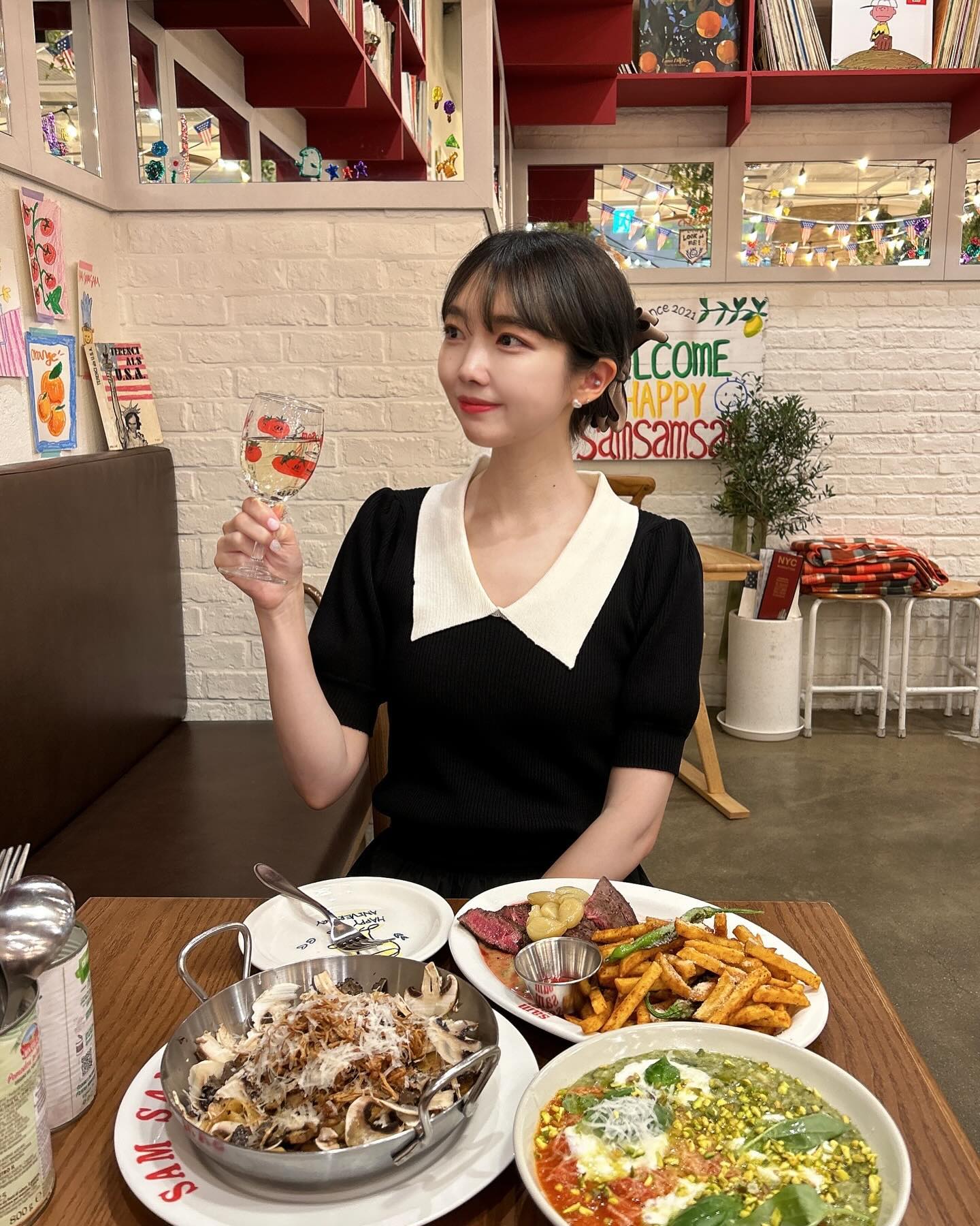 용산 핫플 쌤쌤쌤이 잠실에 떴다! 🎵

잠실 롯데월드몰 5층,
야외인지 실내인지 헷갈리는
멋진 외관의 [ 쌤쌤쌤 롯데월드몰점 ]에서
와인과 함께 맛도리 푸드들을 먹고왔어요🥂

모드 공간이 너무나 귀염뽀작🌼

롯데월드몰 데이트 레스토랑으로도!
잠심 부근에서 소개팅 하는 분께도🎉
완전 강력 추천하는 레스토랑이에요!

심지어 음식도 너무나 맛있다는점..
인스타에 올리진 못하지만 접시 싹싹 긁어먹은 사진이
궁금하시다면.. 제 블로그에서 쌤쌤쌤 글을 찾아주세용😋

버섯 러버들이라면 당장 주문해야 하는 버섯 파스타부터!
가성비 좋고 고기도 너무나 맛있는 부채살 스테이크와
두 가지 맛으로 즐길 수 있는 바질 토마토 리조또💚
함께 한 친구가 뇨끼를 직접 만드는 친구인데
인생뇨끼라고, 앞으로 자기는 뇨끼 안만들겠다 했어요 ㅋㅋㅋ

2차 없이 디저트까지 뚝딱 해결할 수 있는 [ 쌤쌤쌤 ]
브라우니 꾸덕함에 치이고.. 
낭낭하게 들어가 고소한 피스타치오 케이크에
두번 치였습니다 👀✨

[ Food List ]
버섯파스타 
부채살 스테이크&감자튀김
바질 토마토 리조또
포르치니 버섯 뇨끼
초코를 싫어해도 분명 사랑에 빠질 브라우니
피스타치오를 싫어해도 분명 사랑에 빠질 케이크

samsamsam.kr 
hun.gry.gram 

👣서울 송파구 올림픽로 300 5층
✔10:30 - 22:00 (L.O 21:00)

#쌤쌤쌤 #잠실핫플 #롯데월드몰맛집 #잠실맛집 #잠실소개팅 #잠실레스토랑 #쌤쌤쌤잠실 #잠실소개팅장소 #잠실데이트 #롯데월드몰데이트