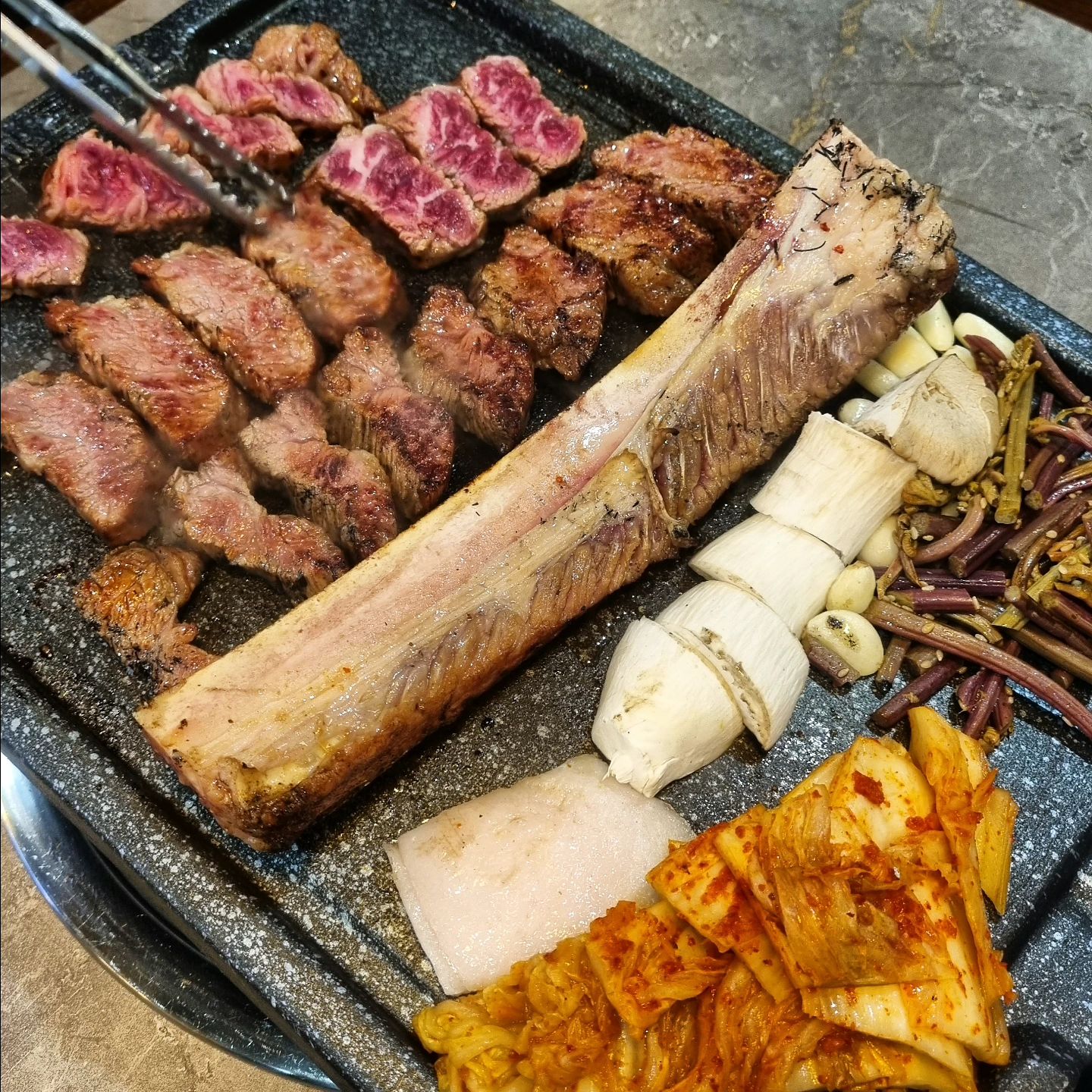 #짚불태백신영통점
입안을 행복하게하는 🍖우대갈비 찐맛집🍖 짚불태백이 신영통에도 오픈했다고해서 다녀왔어요🏃‍♂️🏃‍♀️

들어가자마자 고급 일식집을 연상케하는 군더더기 없는 우드톤 인테리어와 쾌적함에 반하고🤭
손질과 조리가 까다로운 우대갈비지만 그 맛은 보장되기에 우대갈비 2인분으로 주문했어요✔

직원분이 친절하게 뼈를발라 먹기좋게 구워주시는데 살짝 양념이 가미된 꽃갈비살이라 그냥먹어도 맛있고 소스를 찍어먹으면 맛이 업되는게 입에서 살살 녹아요🤤
그냥 먹어도 맛있는 우대갈비살을 뼈째로 짚불에 초벌해서 구워나오는데 이건 맛이 없을수가 있나요🤔
짚불향이 고기의 잡내도 잡아주고 담백함을 살려줘서 더더욱 맛있더라구요 

와사비,젓갈,콩된장소스도 맛있지만 당귀페스토에 곁들여 먹는거 완전 추천합니다..💯
당귀페스토 처음 먹어보는데 풍미좋은 당귀향이 육즙빵빵한 우대갈비랑 너무 잘어울려요👏👏

마지막에 직원분이 뼈에붙은 고기까지 야무지게 발려주셔서 쫄깃한 뼈고기까지 즐기고 올 수 있었던 짚불태백 신영통점👀

고기 좋아하는사람은 무조건 가보셔야 한다구요..🤍

 

📍경기 화성시 반월동 31-1

#짚불태백 #우대갈비맛집 #우대갈비 #반월동맛집 #망포맛집 #망포역맛집 #신영통맛집 #반월동고기집 #반월동데이트 #화성데이트 #경기맛집 #경기핫플 #화성핫플 #화성시맛집 #동탄맛집 #동탄고기집 #망포고기집 #화성우대갈비 #JMT