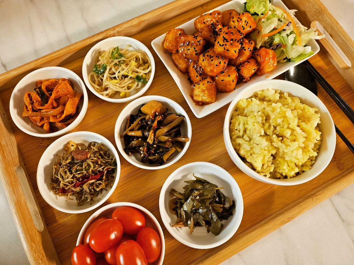 🍽

저녁 설거지하면서
내일 점심 뭐하지 생각하는사람 나야나🖐

#밥상스타그램 #밥상 #상차림 #저녁밥 #저녁메뉴 #저녁밥상 #오늘뭐먹지 #오늘의메뉴 #반찬메뉴 #강황밥 #두부강정 #어묵볶음 #콩나물무침 #멸치견과류볶음 #김치지짐 #당귀장아찌 #방울토마토