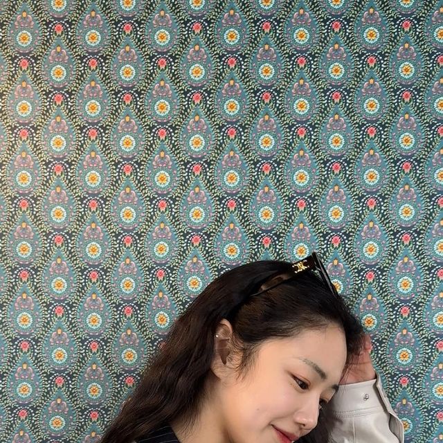  멍뭉지 🐶 on Instagram: ".
더 얇게 커버는 강력하게!! 완판 대란템 ‘에이프릴스킨 히어로쿠션’

이번에 새로 출시된 19호(페어베이지) 사용해 보았어요~ 피부톤이 밝은 편이어서 21호를 쓰면 커버는 되지만 제 피부보다 어두워지는게 싫었는데, 저에게 딱 맞는 호수를 찾아서 너무 기쁘답니다!! 맞는 호수를 쓰니 피부톤도 한결 밝아지고 커버도 자연스럽게 되더라구요~~~>< 꺄악

한번의 터치로 매끈한 결과 광을 만들어주는 쿠션! 정말 말그대로 히어로쿠션 이네요~  얇고 가볍게 밀착 되기 때문에 하루종일 뭉침이나 무너짐이 없다는것도 정말 좋았어요!
 

#광고#에이프릴스킨#히어로쿠션#에이프릴스킨쿠션#쿠션팩트#쿠션팩트추천#모공커버쿠션#커버력좋은쿠션 #쿠션파데추천#커버쿠션#파운데이션추천#쿠션추천#올리브영쿠션#19호쿠션추천#19호쿠션#팩트추천"