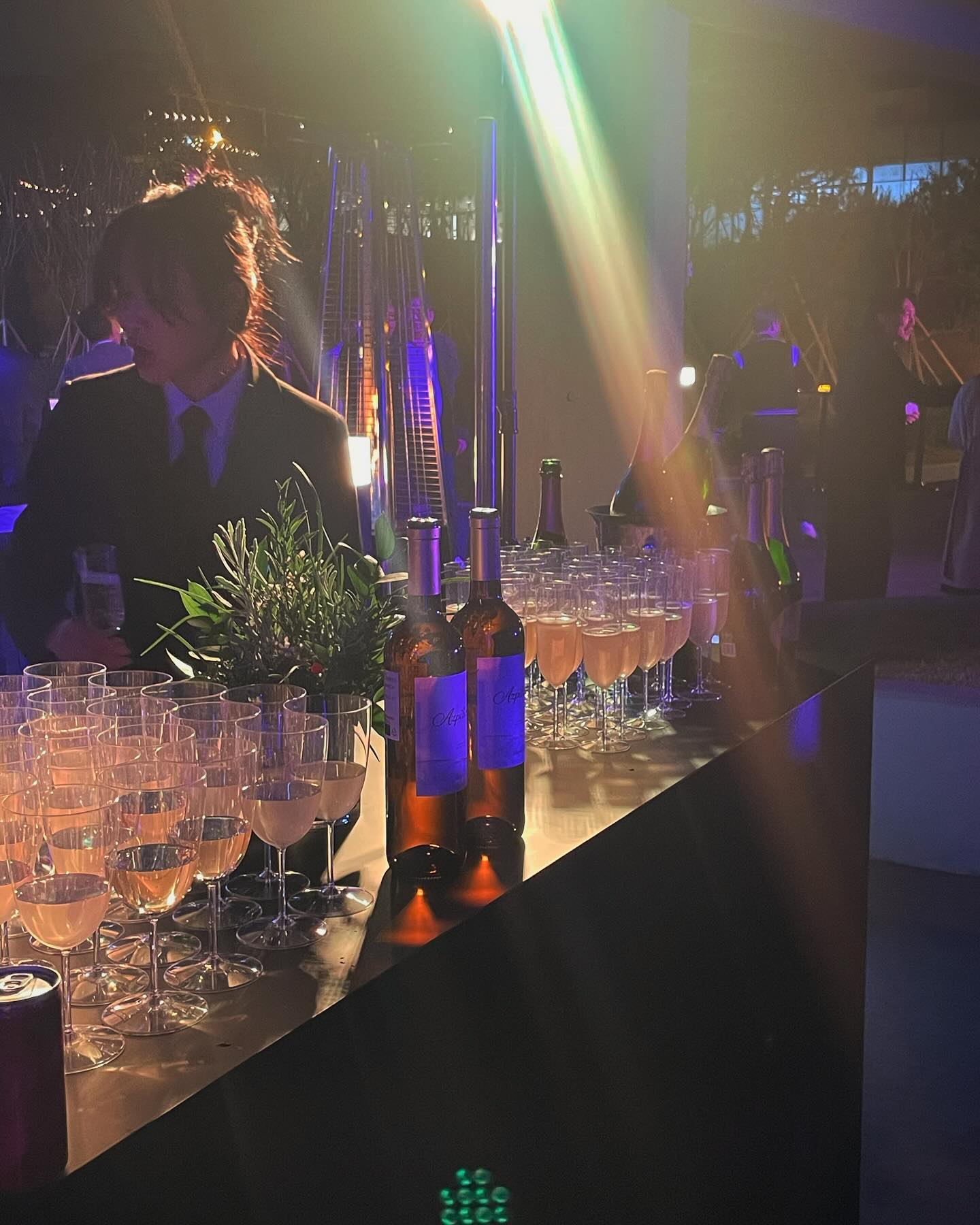 오픈 첫 전시가 데이비드 호크니라니🥹🥹
능력자 stunningseol 
_
_lightroomseoul #라이팅룸서울 #데이비드호크니전