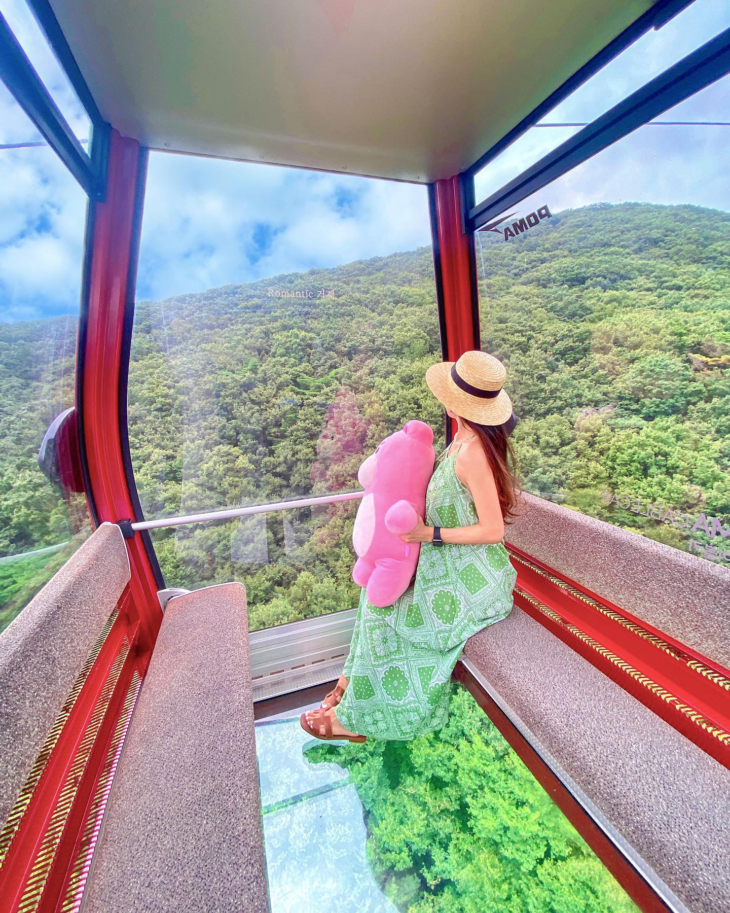 사방이 확트인 거제파노라마케이블카🚠
바닥이 훤히 보이는 크리스탈캐빈 탔어요💙

📍 거제 파노라마 케이블카
▫️매일 9:00 - 20:00 , 매표마감 19:00
▫️크리스탈캐빈 20,000 (왕복)
▫️일반캐빈 15,000 (왕복) 
▫️주차장이 엄청 넓고 쾌적합니다 

✅ 장점
위를 제외한 모든 부분이 유리로 된 크리스탈캐빈
안에서 느끼는 푸릇푸릇한 노자산의 
풍경을 감상할수있어요🌲
산 정상에 도착하면 해발 565m에서 
즐기는 오션뷰 절경이 펼쳐집니다 
산 정상에 카페랑 포토존 그리고 트럼플린까지 있어요

정말 추천하고 싶은 인생 케이블카입니다✨
벨리곰이랑 귀엽게 사진찍어보아요🐻🩷

📍경남 거제시 동부면 거제중앙로 288

#여행다녀왔습니다_러블리빈 
#협찬