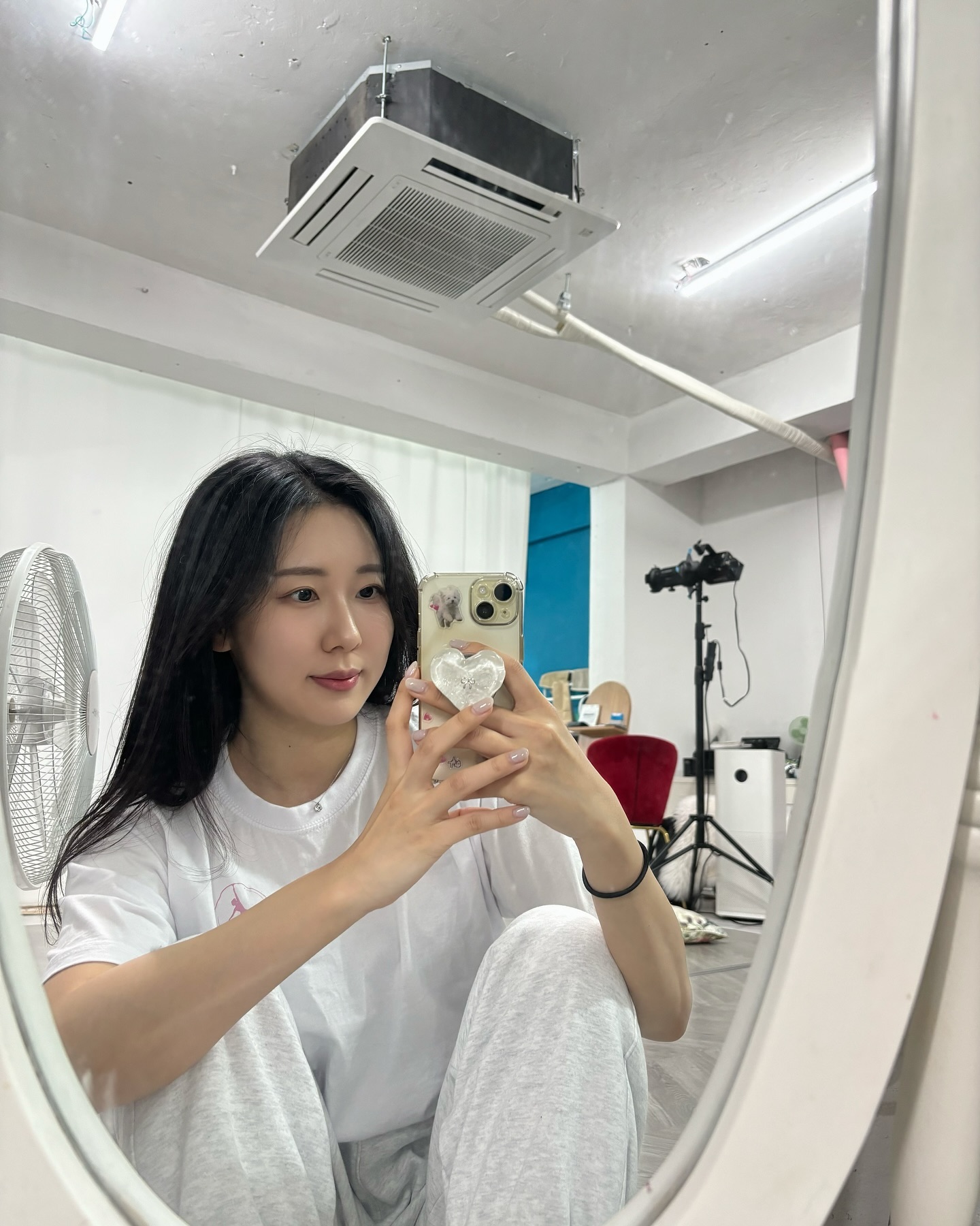 2024년을 돌아보며,
정말 많은 분들을 뵙고 많은 기회를 가졌던 한 해였습니다
기획하고 제안하고, 참 부지런히 산 거 같지만 
돌아보니 부족한 점도 많이 보여 아쉽습니다

2번의 폴프로필반, 3일간의 폴프이벤트 디렉팅
수많은 개인 촬영과 모델 촬영,
그리고 덜덜 떨며 잠까지 설쳤던 첫 스트레칭 반이 
어느새 10회를 넘게 진행되었어요

키즈폴, 모녀폴 등 색다른 수업들도 진행할 수 있어 
긴장되지만 즐거웠고,
먼 지역에서 찾아와주신 분들을 비롯해
모든 회원님들께 감사의 말씀을 올립니다 .. ❤️

더 많은 분들과 새로운 장소에서 만날 수 있는 2025년이 되었으면 좋겠습니다
제가 필요한 곳이라면 어디든 달려갈테니 연락주세요 !

다들 2024년 저와 함께해주셔서 감사하고, 앞으로도 잘 부탁드려요 💗💗

#2025 #happynewyear #2024recap