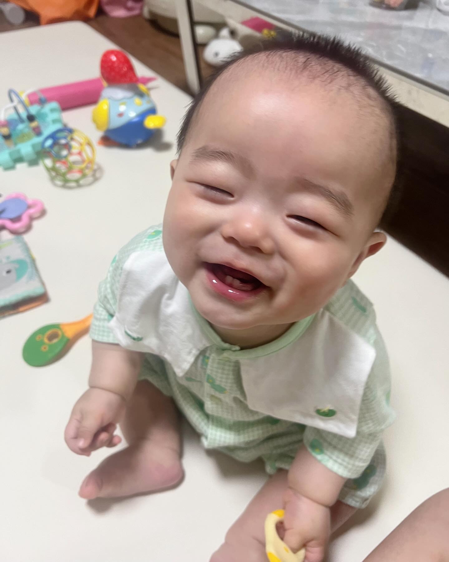 D+256👶🏻

이앓이와 애착 시기의 무서움의 시작……🥲
그리고 유채꽃 축제🌼

우리 제민이가 8개월하고 16일이나 지났네요!

요즘 계속 짜증 내고 울고.. 징 징 징 징.. 
하루 종일 안아 병에 걸린 애착 시기의 한제민씨

찡얼 제민과 가족 나들이를 갔어요!
유채꽃축제를 갔는데 너무너무너무 이쁘더라고요ㅎㅎ😊

그런데…

유독 찡얼거림과 안아줘가 심한 제민이…
아빠가 안아줘도 울고불고 무조건 엄마만 찾는 제민이

결국 하루 종일 안고 돌아다니고 밥도 거의 못 먹었다…💦
집에 오면 좀 괜찮겠지? 했는데!

집에 와서도 울고불고 분유도 40ml 먹고 안 먹겠다고 울고
정말 대 환장이었어요..

어깨랑 목, 손목까지 전부 너무 아픈데
하루 종일 우는 우리 제민이 너무너무 서러워 하더라고요ㅠ.. 진짜

심지어 잠도 안 자고 계속 울기만 했다는…
안아재워도 안자고 울기만 하는 우리 제민이

너무 답답한 마음에 몸이 힘든 엄마는 눈물이 핑.. 돌더라고요

우리 제민이도 힘들 텐데 눈물 나는 엄마가 진짜 바보 같고 자책하게 되더라고요…

마음이 복잡한 그 순간에도 미친 듯이 우는.. 우리 제민이
이상할 정도로 울길래 이상하다고 생각했는데
알고 보니 이앓이 같더라고요!

이제 윗니가 나려고 하더라고요!🦷

이럴수가 우리 제민이가 그래서 그렇게 힘들어하고
계속 울었구나.. 마음이 이해가 가더라고요

너무너무 미안하고 안쓰러웠어요..🥲
겨우겨우 안고 재웠는데 잠든 지 1시간 30분 만에 다시 깨서 우는 제민이 진짜 어떻게 해야 할지..

엄마는 제민이를 달래러 달려갑니다..

오늘 밤 무사히 지나가길 🫡

(엄마도 엄마가 처음이라.. 많이 부족하고 어려워
미안해 제민아 하지만 엄마 더 노력할게! 너무 많이 사랑해)

#이앓이 #애착시기 #8개월아기 #이앓이힘내자 #아프지말자 #안아병🤦🏻‍♀️ #엄마는힘들어 #하지만힘내자아자아자💪🏃 #그래도사랑해 #육아 #육아일기 #육아스타그램 #육아소통 #아들맘 #아들맘그램 #아들맘소통 #육아맞팔해요 #일상 #일상소통 

아프지 말자 우리 천사야