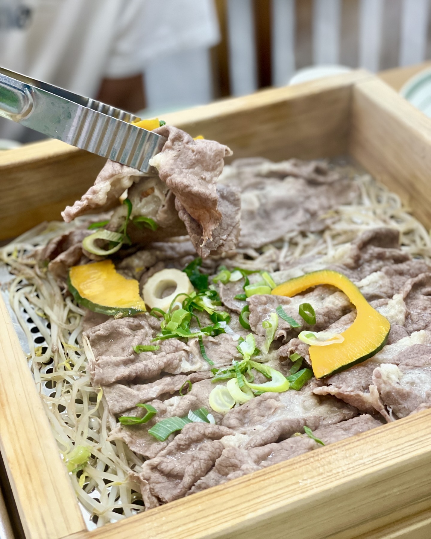 #협찬 #리뷰노트
편백찜, 샤브샤브, 월남쌈, 칼국수, 죽
모두 무제한으로 맛있게 즐길 수 있는 곳
#일공공샤브청라점 에 다녀왔어요!

여기 갈 때는 진짜 배 비우고 가야함😇
🥩질 좋은 소고기
24개월 미만 블랙앵거스 엑셀등급 사용

🥬신선하고 다양한 채소+육수
월남쌈 야채바와 샤브용 야채바 각각 이용 가능
일반, 매콤 육수와 더불어 마라 육수까지!

📌쾌적하고 분위기 좋은 매장
단체/가족 모임 가능한 룸 완비로
프라이빗하게 식사도 가능

배터지게 먹구 싶을 땐 꼭 한번 방문해보세요!
📍인천 서구 청라커낼로233번길 9
⏰ 매일 11시~22시(매달 4번째 화요일 정기 휴무)

#청라샤브샤브 #인천가족모임 #청라호수공원맛집 #청라맛집 #청라편백찜