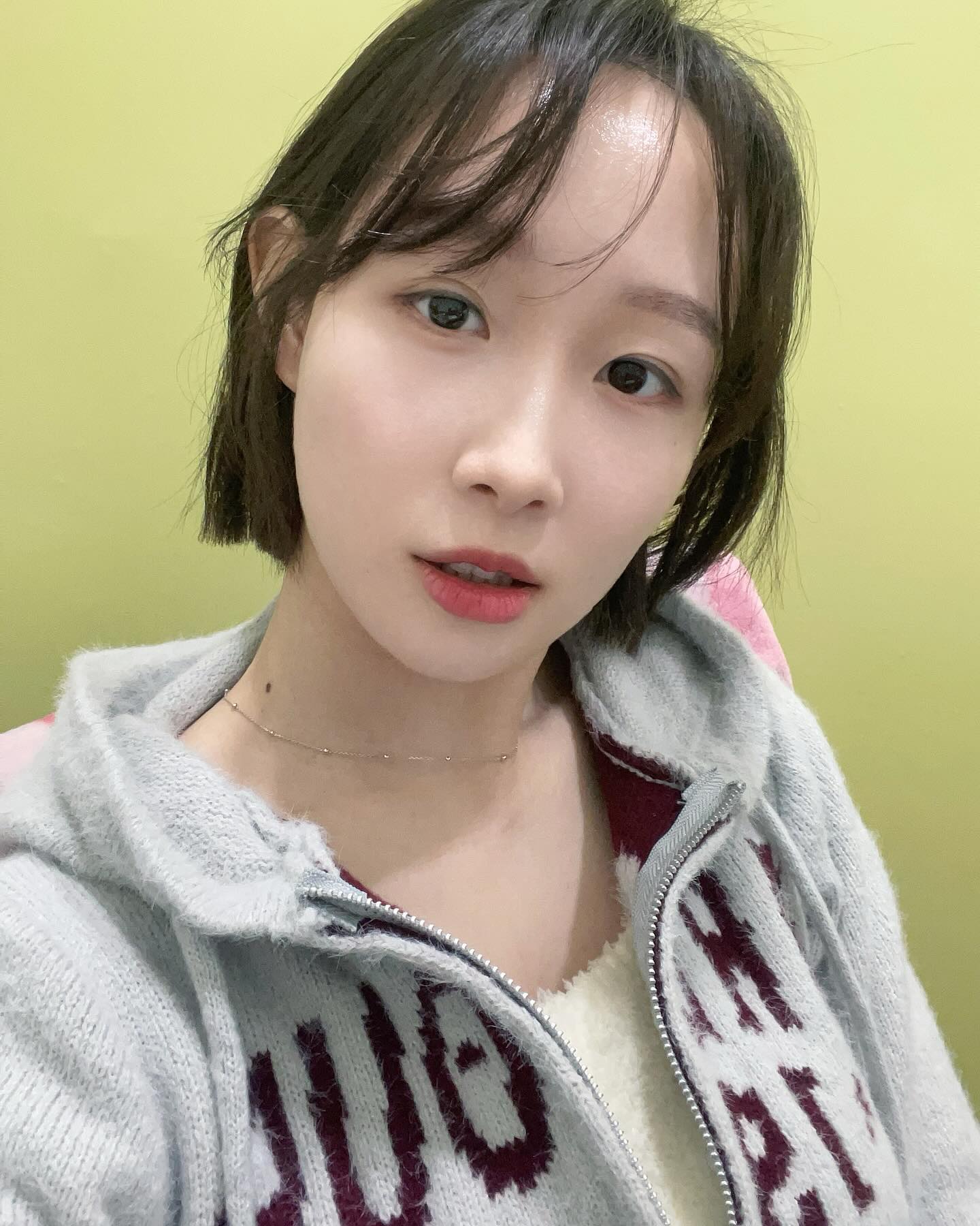 변신과정💇🏻‍♀️💄

비싸게 손질한 감이 없진 않지만,
담엔 더욱 지혜롭게 미용실 가자..
라고 다짐하며,, 샤워 4분컷에 놀라본다,,🥹

#쉐딩시작 

요거 진짜 놀랍잖아..?
이사배 언니,
저는 뒤늦게 배워봅니다.

다들 애프터 느껴지려나,,?
맨 앞장이랑 뒤에 사진들이랑
얼굴선 정리된거, 얼굴 좀 작아진거...

나만 신나면 됐어^_^v

🫣 그래도 너무 중딩 같다면 아무나 말해주기..!
.
.
.
#일상 #메이크업 
#메이크업원데이클래스 아무나 열어주세요,,
#이사배메이크업 #일상소통