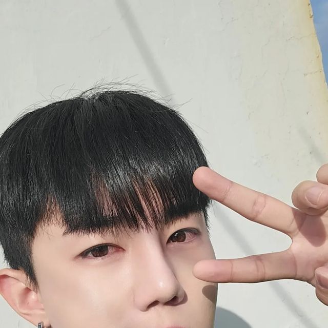  임 정원 on Instagram: "#광고

아 오늘으으으은! 머슬 핏 전문 브랜드! 역시(力時)의 머슬핏 반팔 티셔츠를 입고 와써!

역시 반팔은 머슬핏이 아니겠니?! 집에서 깔짝거리는 헬린이로도 안쳐주는 나도 나름 테가 나도록 만들어주는 역시는 역시!

운동복은 역시 활동성이 중요하지! 그래서 입고 역동적이게 깃무를 춰봤는데 완전 편하쟈노!

쫀쫀한데 또 너무 과하게 기능성 티내는 디자인이나 원단이 아니라서 일상복으로도 예쁠듯!

역시는 역시지!
.
.
.
.
#역시 #力時 #운동하는여자 #헬스타그램 #오운완 #헬린이 #운동소통 #남성운동복 #운동하는남자 #머슬핏 #짐웨어 #헬스하는남자 #크로스핏 #운동복 #역도 #파워리프팅"