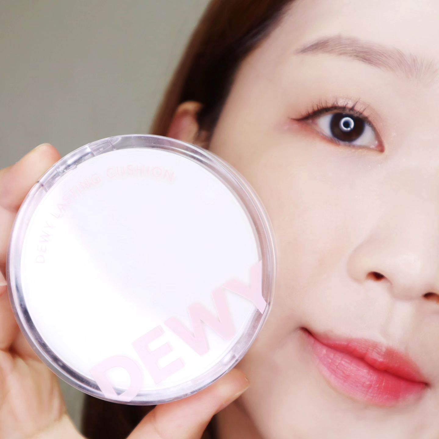 #광고 thefaceshop.official 

하루 종일 지속되는 촉촉한 결광 피부를
만들어주는 #더페이스샵 #듀이래스팅쿠션 을 알려드릴게요!😉

바르고 난 후 바로 무너지는 글로우 쿠션이 아닌
촉촉한 지속력 좋은 #광채쿠션 인데요🩵
피부 결 따라 빛나는 촘촘한 광이 24시간 유지되어
건조한 요즘 딱 사용하기 좋은 #가을쿠션 이에요🙋‍♀️
투명하고 촘촘한 유리알 광채를 선사하여
속부터 차오르는 수분광 겉촉속촉 쿠션 ><♥️

말랑말랑한 양면 루비셀 퍼프와 궁합도 잘 맞아
커버력까지 좋은 건 안 비밀!
건조함 없이 촉촉한 쿠션을 찾는 분들-!
네이처컬렉션 온 오프라인 몰에서 구매 가능하니
참고해주세요오🤭

#THEFACESHOP #네이처컬렉션 #듀이래스팅비건톤업쿠션 #비건쿠션 #파데프리 #쿠션추천 #베이스메이크업 #파룸체험단