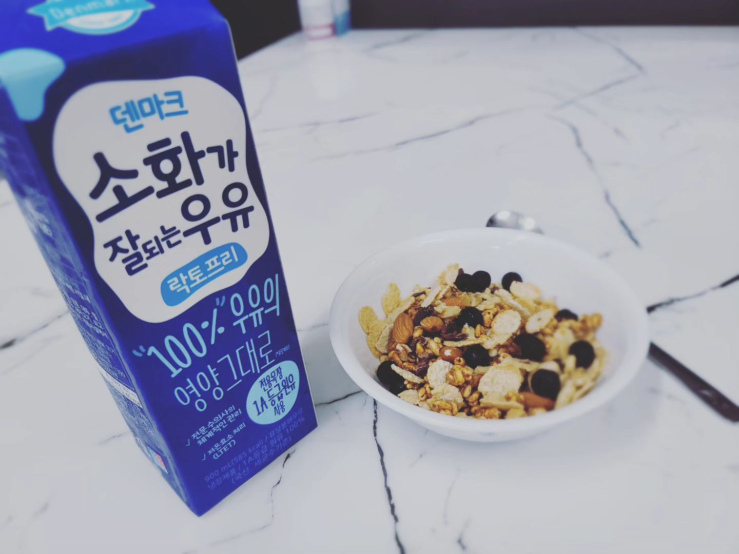 언제나처럼
아침은
#보리그래놀라
&
#덴마크우유
집근처에 소화가잘되는우유 파는곳이 없다가 요거가 딱!!
어쩌다보니 쟁여두고 마시는 우유가 되어땅
덴마크 우유가 의외로 맛있음👍
.
아빠표 #아로니아 10알 투척
아르기닌 한포먹고
빡신 하루 시작하기!!!!
.
.
#마인드컨트롤
#건강한식단
#여유로운삶
#여유있는삶
#꿈꾸는삶
#방향성
#쉼표
#나이가들어간다
#나신선 #freshme #내가신선해지는시간 #덴마크