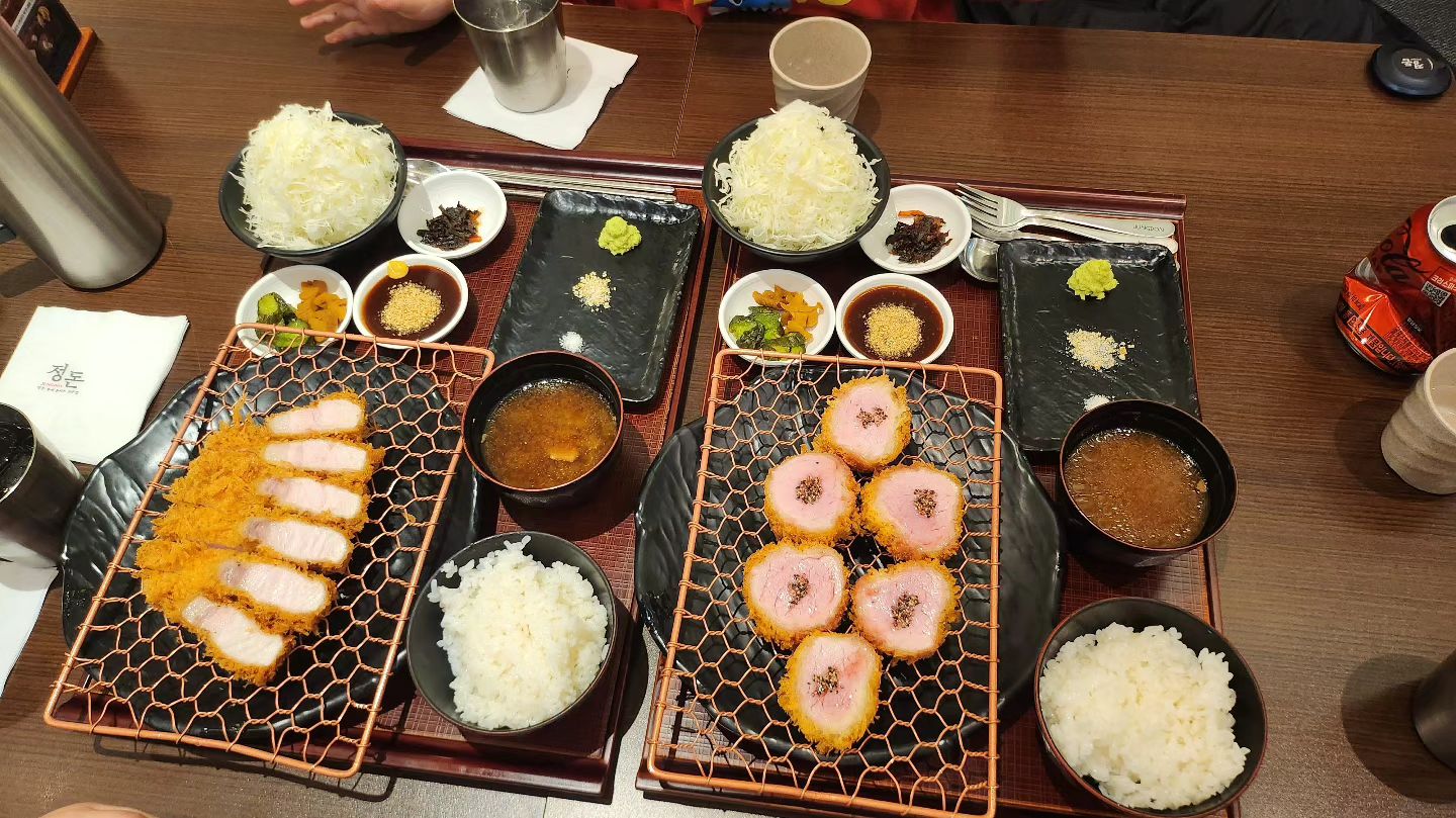 #협찬 #광고 #맛집

아이들이 요즘 돈까스에 빠져서 먹으러가자고 조르더라구요🩷

그래서 천안 갤러리인 8층에 있는
맛있는 정통 돈까스~~~~!!!!!

《 정 돈 》을 다녀왔습니다😊

하준이하윤이 먹방보셨죠?
동영상으로만봐도 아이들이 신나서 뇸뇸뇸 😋

육즙가득해서 너무좋았구
ㅈㅓ는 와사비에 레몬🍋소금 살짝 찍어먹는걸 좋아하는데,
우리애들은 소스듬뿍ㅋㅋㅋㅋㅋ

하준이는 된장국도 너무 맛있다고 하더라구요🩷

돈가스 또 먹으러가야지~~~~👍

#천안돈까스 #불당동돈까스 #천안갤러리아맛집 #불당동맛집 #불당맛집 #천안갤러리아 #천안갤러리아핫플 #천안핫플 #불당핫플