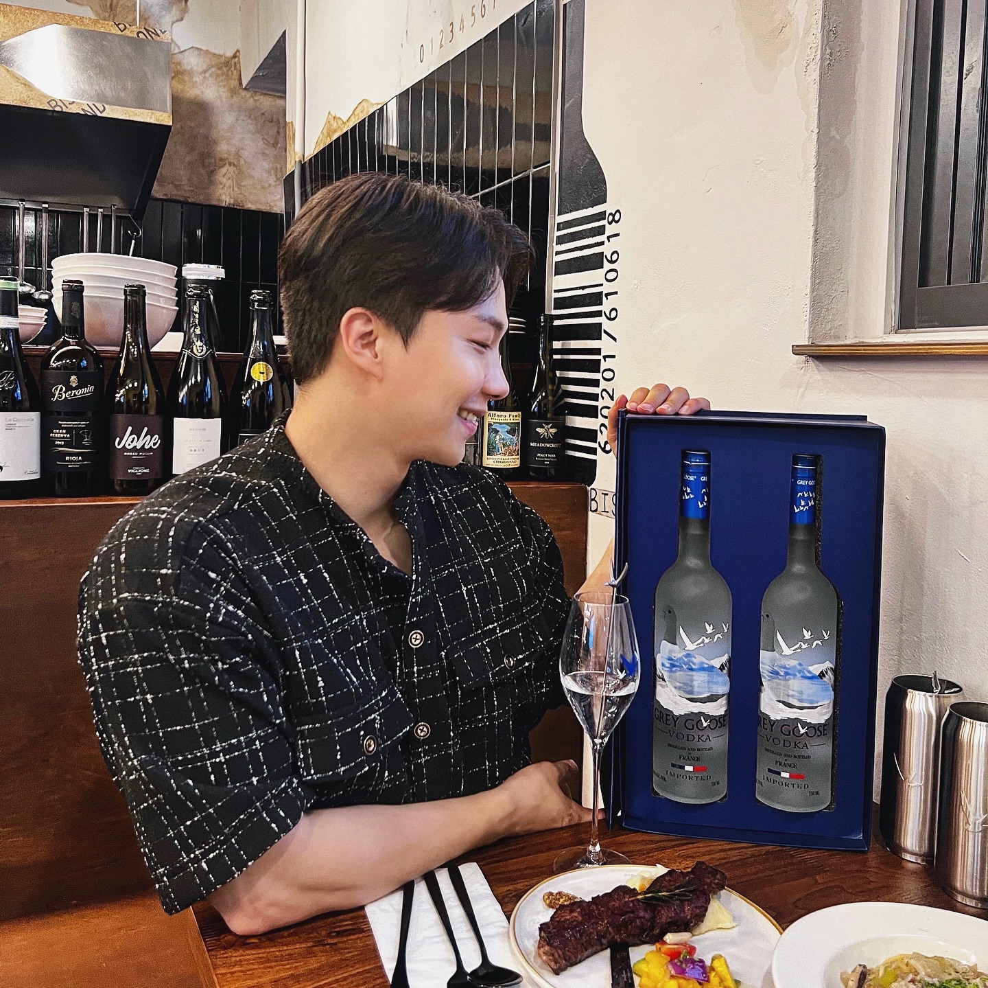 프랑스 프리미엄 프렌치 보드카 그레이구스(greygoose )엠버서더가 되었습니다 🦢

그레이구스 로고가 새겨진 고급스러운 글라스와 홈텐딩 필수 아이템 가득한 웰컴 키트까지 받았답니다🥂🍾

앞으로 그레이스와 함께 멋진 홈텐딩 만들어볼게요🙏🏻

❕Please Drink Responsibly
지나친 음주는 뇌졸중, 기억력 손상이나 치매를 유발합니다. 임신 중 음주는 기형아 출생 위험을 높입니다.