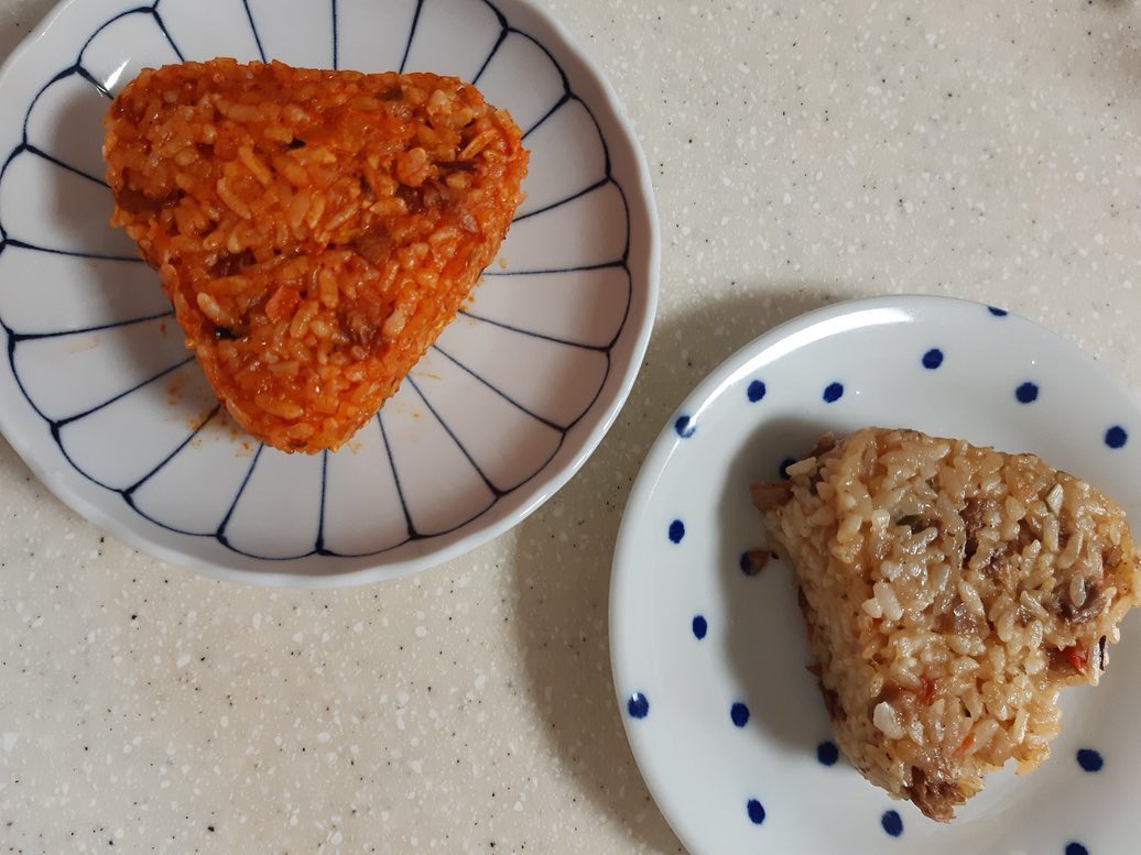 [요리와유-비건 주먹밥,비건꿔바로우,비건 불고기 직화 피자]  셋 다 비건 제품이라는게 믿기지 않을 정도로 맛있었어요 요리와유 제품으로 비건은식은 처음 접해보는데 와 이거로 비건은 맛이 없겠지 하는 편견이 깨졌어용

피자는 전자렌지 돌릴때부터 자극적인 냄새 솔솔..
한 입 베어무니까 치즈도 듬뿍 들어있고 달달한 불고기맛도 제대로 나는게 계속 들어가는 맛!

주먹밥도 밥 자체가 꼬들 쫀득했고 싱겁다는 생각이 하나도 안 들정도로 맛이 진했어요 (편의점 삼각김밥보다 더 맛남) 간간히 씹히는 불고기덕에 식감도 좋았어요

마지막 비건 꿔바로우 얘는 진짜 별미 첫 입먹고 재구매각이다 싶었어요ㅠㅠ

바삭한 튀김옷에 안에는 잘깃한 버섯 식감의 무언가가 고기역할을 해주는데 특유의 고수운 맛이 식욕을 계속 자극해요 갠적으로 꿔바로우 소스보다 간장에 찍어먹는게 더 풍미깊고 맛있었어요 

yoriwayou
#요리와유 #플랜츠고 #비건 #맛있는 #채식한끼
#식물성직화불고기 #식물성불고기 #불고기비빔밥
#집밥그램