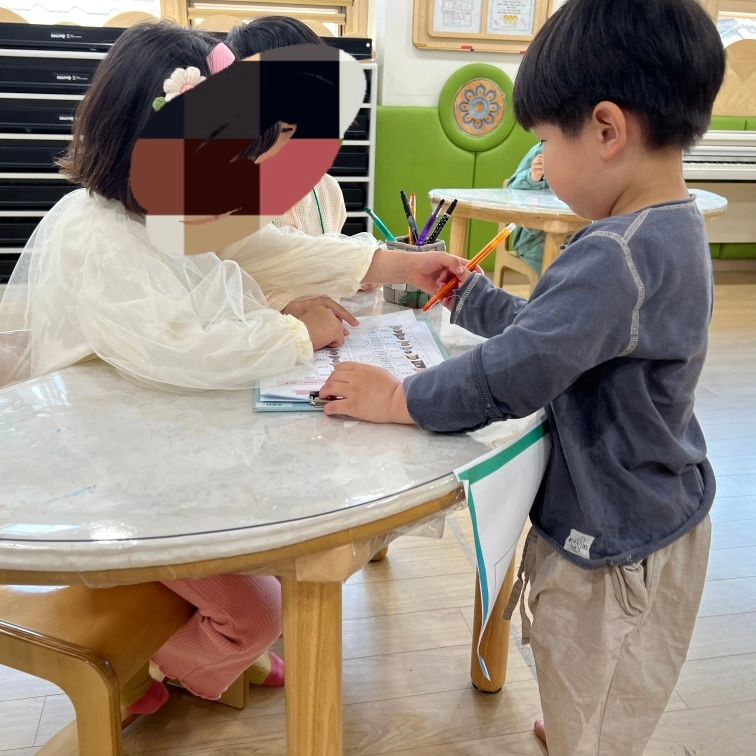 우리 태훈이도 투표했어요 😍

선거철을맞아 얼집에서 준비한 오후간식 투표 

형님 누나들은 직접 후보도 정하고 선거운동? 도 하고 

사진이 있는 선거인 명부에서 사진도 확인하고

아직 작은 김태훈이는 투표로 원생의 의무를 다했답니다? 

이런건 알려주기 힘든데 어린이집에서 직접 경험해서 체험하니 

넘 좋은것 .😍

#선거 #어린이집투표  #어린이집행사 #동작구어린이집 
#오후간식