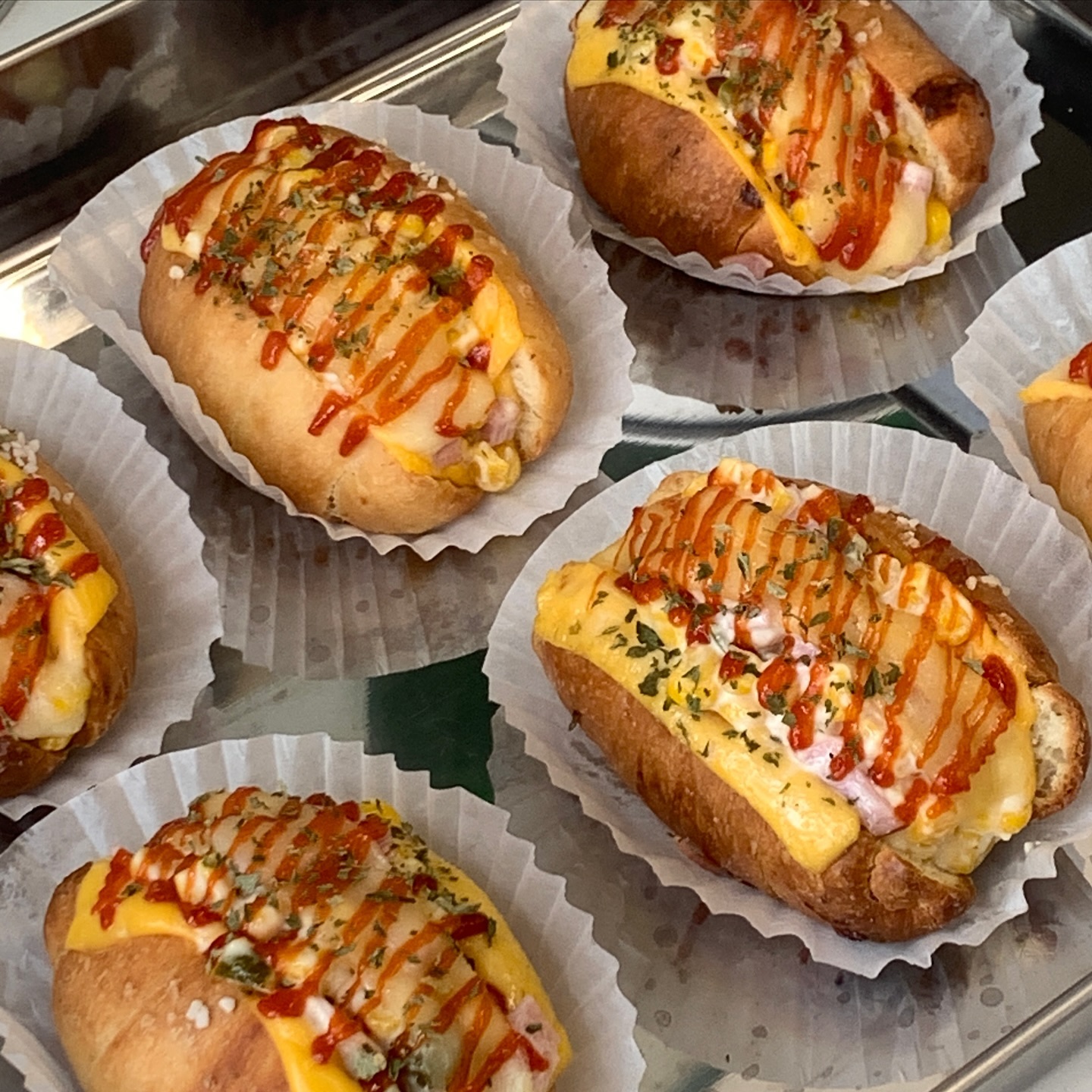 오늘은 커먼 3쥬년 ☘️

피자 소금빵 오랜만에 나왔구요 🍕
(레시피 수정해서 드시기 편하게 만들어두었어요 ㅎㅎ 😋
치즈 2종 들어가구 안에는 할라피뇨도 들어가서 아주 맛있게 드실 수 있답미댜 ~~~ 
한끼로 드시기에도 충분할 정도로 든든해욥 !)

디저트 차근차근 나오고 있으니 편하게 찾아주세요 🤍