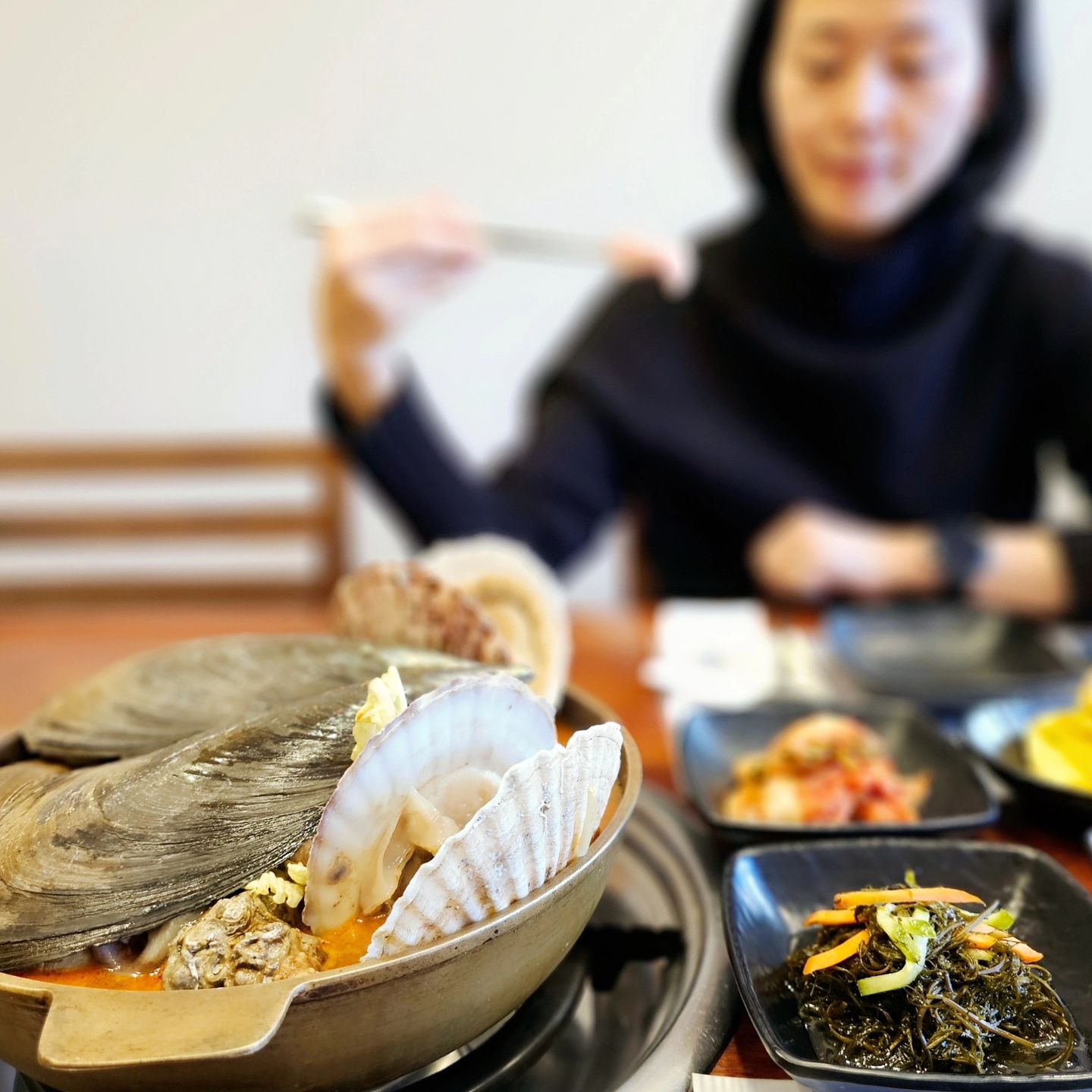 #협찬 

강남 최고 해물탕 장소 "해랑" 여기 완전 단골각!!!

프리미엄 해물탕 코스 주문했는데
전복, 낙지, 새우, 가리비, 소라 등등등
15종 이상의 다양한 제철 해산물이 한가득 들어있는데
제대로 신선👍
그야말로 제주보다 더 신선한 해물탕이드라구요.

국물도 예술~~~~ 낮술이 생각나는 맛이었구요.

사이드로 나오는 대방어랑 배추전도 꾸르맛!!
부모님 생신이나 특별한 날 또 가고싶은집이네요.

✔️서울 강남구 봉은사로1길 39 유성빌딩2층
✔️OPEN 16:00 ~ 23:00

#논현동해랑 #강남해물탕 #프리미엄해물탕 #해물탕맛집 #산낙지 #논현핫플 #강남핫플 #랍스타사시미 #랍스타 #생생정보통 #논현먹자골목 #해물탕 #사시미 #특별한날 #데이트 #부모님생신 #제주보다더신선한 #관광필수코스