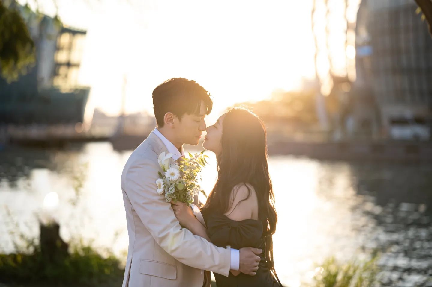 한강웨딩스냅 버킷리스트 달성🫶

#다이렉트결혼준비 에서 
야외스냅 보고 반해서 위시리스트에 
넣어뒀던 한강 웨딩스냅 촬영도 이렇게 끝!

결과물 보고 오빠랑 스튜디오 
촬영전까지 표정연습 하기로 결정 ㅋㅋ

direct.wedding
#잠수교 #한강스냅 #잠수교스냅 #웨딩스냅