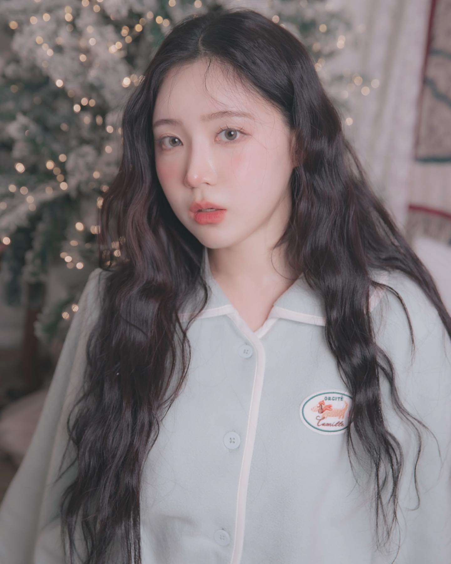 🏡
다들 겨울밤 포근하게 잘 지내고 계신가요?
겨울 행복하게 보내기 준비 1번이 
포근하고 예쁜 잠옷인 저는 
실내에서 포근하게 입고 있다가
동내 마실때도 캠핑때도 총총 돌아다니기 좋은 
#오르시떼 의 ‘스트롤링 웨어’로 
예쁘고 폭닥하게 보내고 있습니다⛄️

착용하고 밖에 돌아다녀봤는데
원단이 촘촘 보돌 톡톡해서 바람이 안들어와요 
+ 컬러가 얼굴 깨끗하고 맑아보여서 
쵝오여요.. 
최대 장점중 하나야 진짜루🤍

연말연시 친구들이랑 파자마파티에도,
아동/여성/남성 각자 사이즈별로 있어서 
가족끼리 캠핑할때 다같이 입어도
귀여워서 너무 추억될 것 같아요

23fw orcite_official 
“my universe 스트롤링웨어 

여성 C351 마일즈 긴소매 상하
사이즈:여성용 m

(집앞 외출시에 겉옷처럼 걸치고 싶어서 
한 사이즈 업 한거라 조금 낙낙해보이는데
예쁘고 편안해서 아주 만족중입니다!)