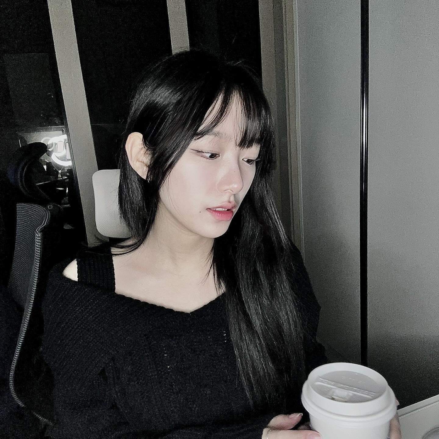 앙녕항셍용 영렁붕!!
전 극매트파지만.. 
겨울 아님 언제 글로우 메이크업 해보겠나 싶어서
바로 쵹쵹한 쿠션 꺼냈어요 (*´꒳`*)

#셔터브리티 #글로우메이크업 #촉촉메이크업 #겨울메이크업 #쿨톤메이크업 #올리브영셔터브리티