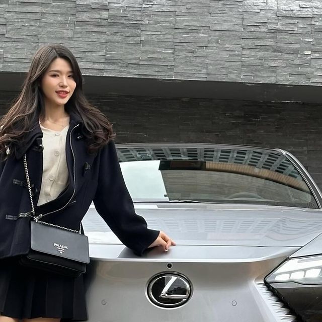  수영 💗 on Instagram: "#광고
렉서스 아이덴티티를 담아
새롭게 탄생한 미래지향적 #BEV ⚡

편리한 공간과 감성이 제공하는
보다 세련되고 편안한 라이프스타일

🚘렉서스 RZ 450e를 시승해 보고 싶다면
프로필 ( @lexus.lnt ) 하단의 구글폼 링크 클릭 ⤵

#lexus #렉서스 #rz450e #엘앤티렉서스"