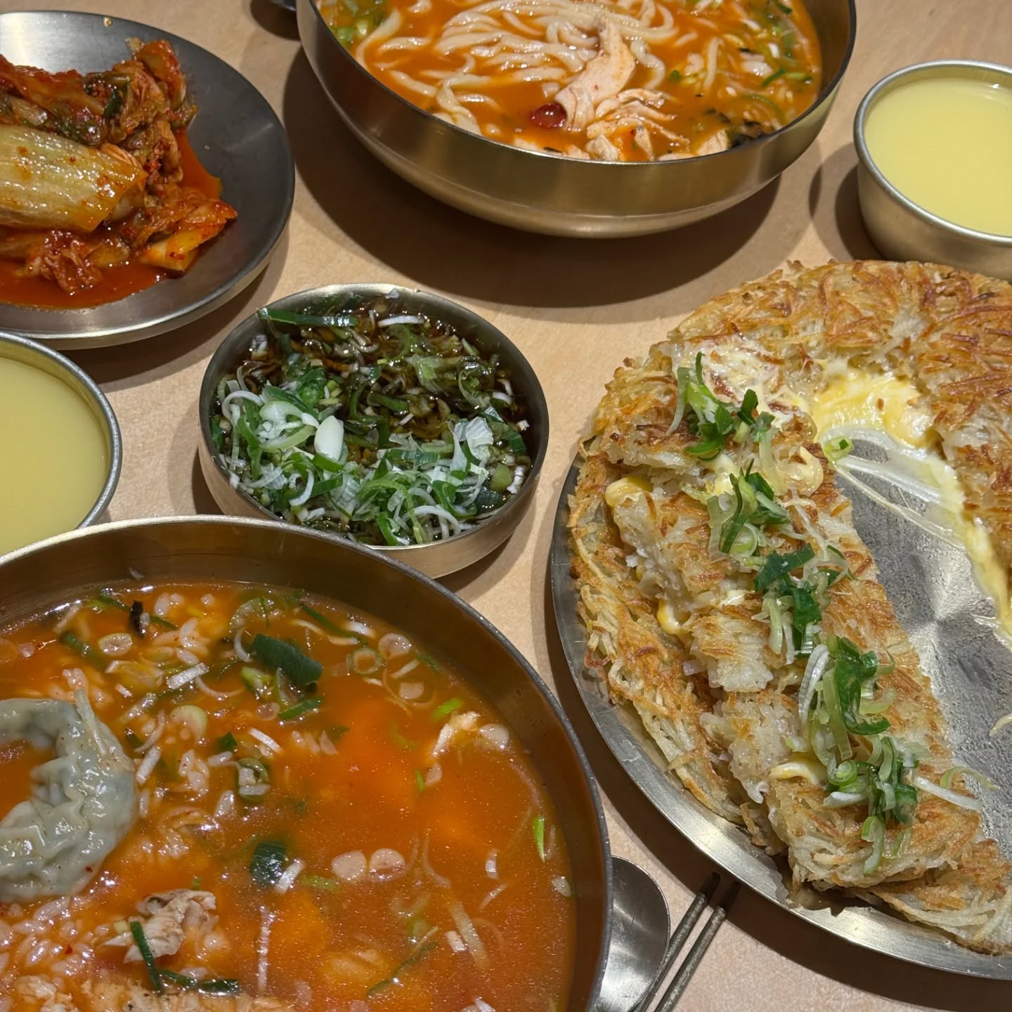 #역삼동맛집 #역삼맛집 #역삼칼국수맛집 #선덕칼국수 #단골맛집 #강남맛집 #감자전 #꿀맛탱 #자주가는맛집 #옥수수막걸리 #역삼막걸리맛집 #역삼점심추천

회사 근처에 있어서 진짜 자주가는 역삼맛집인데, 여기는 감자전이랑 오리지널 곰탕을 먹어야 함! 얼큰도 괜찮긴한데 오리지널 곰탕이랑 칼국수가 진짜 제대로고 김치가 엄청 맛있는데 따로 판매도 한다고 하니 굿!

원래 막걸리는 안 마실라고 했는데..! 막걸리를 한잔씩도 판매를 한다고 하시던,,, 그렇담 맛만 보겠다며 옥수수막걸리 한 잔 ㅋㅋㅋ 2025년에는 술 좀 줄이긴 해야하는데 치즈 감자전때문에 안 마실 수가 없었네 ㅋㅋㅋ

여튼 역삼역 근처 오게되면 역삼동 찐맛집 선덕칼국수에서 오리지널 곰탕과 감자전 꼭 드셔보시길!ㅋㅋㅋ