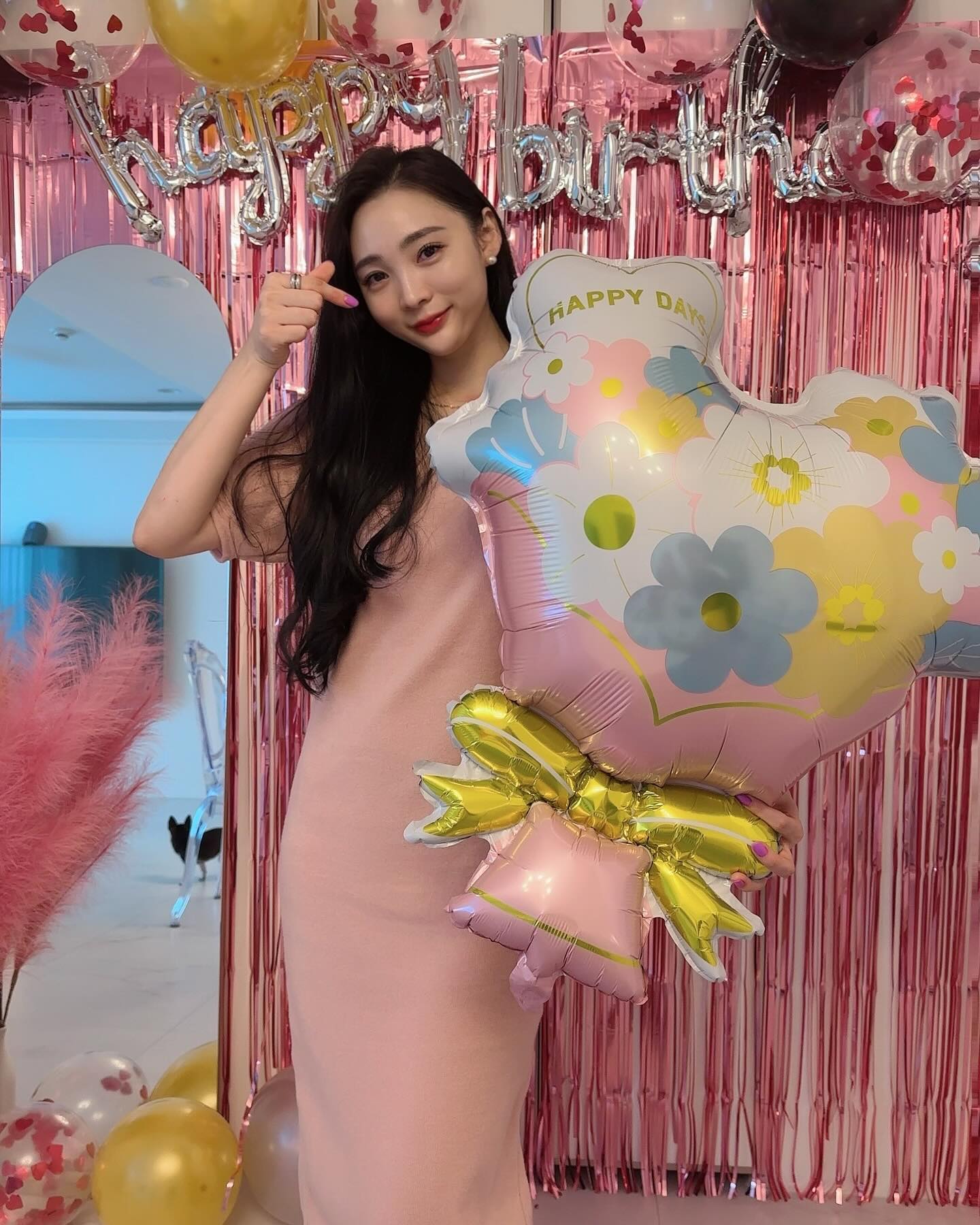우리주아가 일주일 전부터
엄마 생일 날 깜짝파티 해주려고 미리 도안도 그려놓고
생일 날 엄마는 카페 가서 커피 한 잔 마시고 오라고 ㅋㅋㅋ
그리고 전화 하면 그때 집으로 오라고 하길래 잠시 나갔다 오니
주아랑 여보랑 둘이서 예쁘게 꾸며놓고
미역국도 끓여서 생일 상 차려놨넹🩷
고마워 우리가족 사랑행💜💜💜