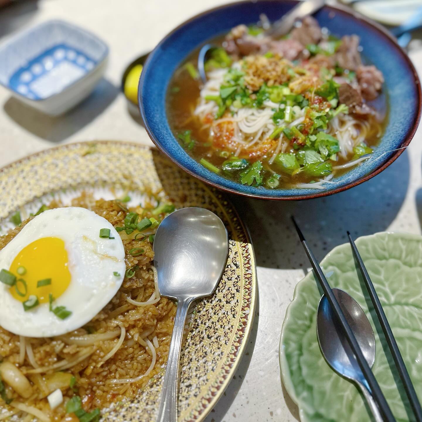 #협찬 
ㅡ
태국음식 넘나 좋아하는데
현대백화점킨텍스점 타이리셔스에서 태국의맛을 
느끼고 왔어요🎶
.
태국 5성급 호텔 주방장이 직접 요리해서 제대로 태국음식을 맛볼수 있답니다!
태국음식에 거부감이 있는분들도 태국음식에 푹삐질수 닜는 맛!! 메뉴가 다양해서 가족끼리나 연인 아이들까지 모두 즐길수 있어요👍🏻
.
대표적인 쌀국수와 나시고랭,짜조를 먹었는데
태국에서 먹엇던것보다 더 맛있더라구요!!
쉐프님이 남다르니 고급요리처럼 입에도 딱 맞고
완전 강추해요!!
타이리셔스 다녀오니 태국음식에 더 푹 빠져버렸어요➰
태국음식 생각날땐 이제 타이리셔스로 출동하려구요!
.
✔️경기 고양시 일산서구 호수로 817 일산 현대백화점 킨텍스점 8층 타이리셔스
ㅡ
#타이리셔스 #일산맛집 #일산현대백화점맛집 #일산킨텍스맛집 #리뷰노트 #태국음식맛집