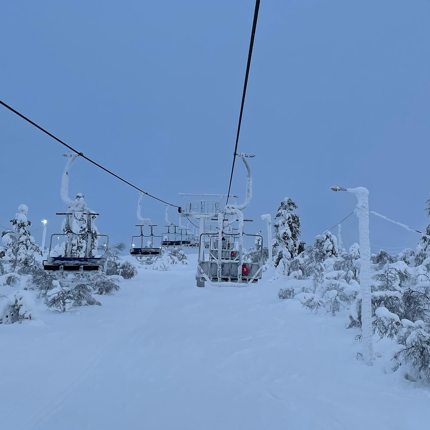 세계에서 가장 긴 눈썰매장에서 썰매타기 🏂💨 자그마치 1.2km .. 덜무섭코스와 왕무섭코스 있는데 서빈이는 눈사람되고 나는 왕무섭코스도 마스터해버림 후후 ~~~ #saariselka#투빈커플