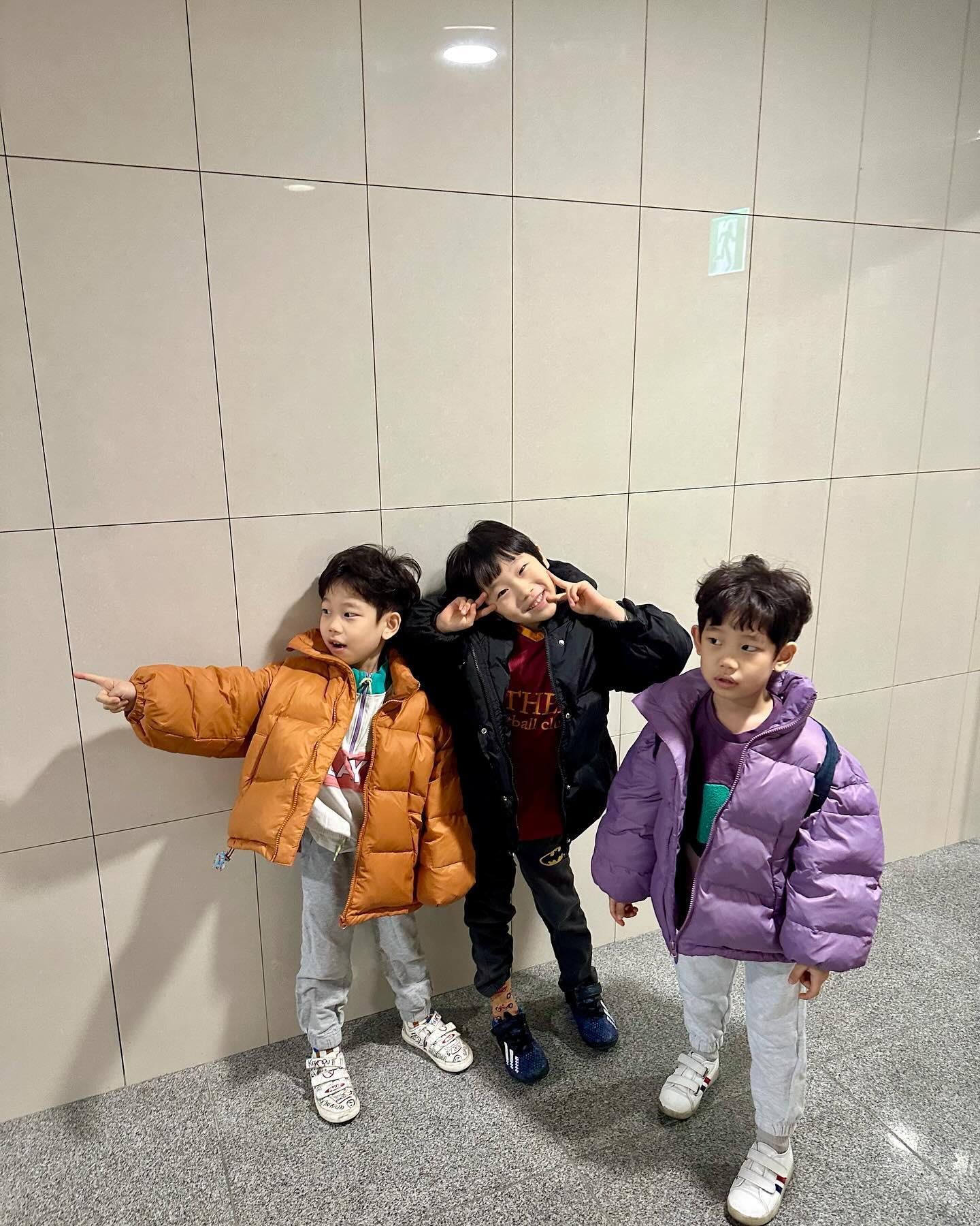 오늘은 아빠빼고 다 늦잠 ㅋㅋㅋㅋㅋ
엄마랑 등원 하는날 늦어도 오랜만에 등원샷 포기못해 😊

이때는 몰랐다
시우 가방 안가지고감 ㅋㅋㅋㅋㅋㅋㅋ💦💦💦
패딩때매 가방 있는줄 알았어

#오늘아침
#노브라더스
#등원길