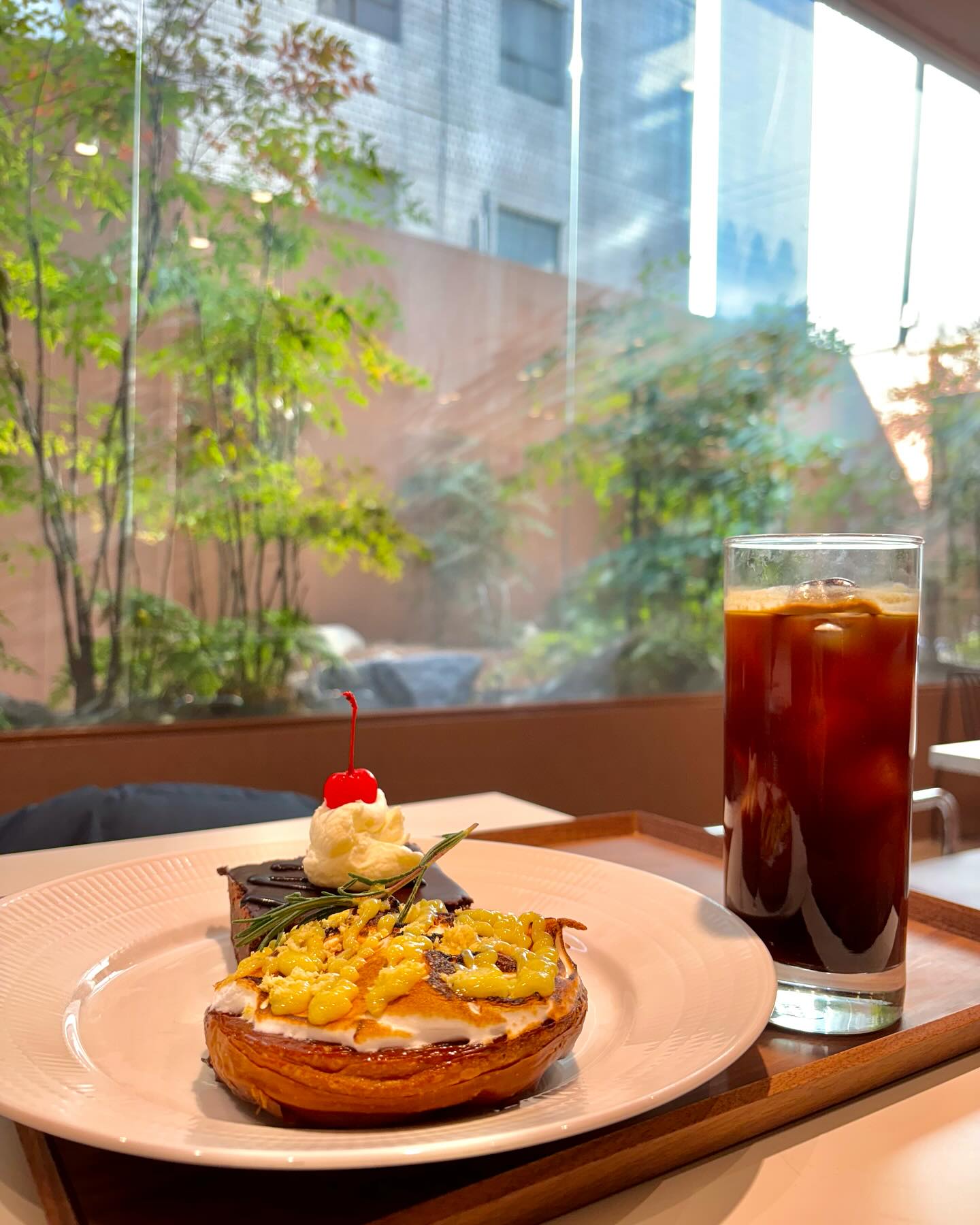 홍대 #오퍼카페  offer_mapo 
혼자서 와서 커피한잔하면서 책읽거나 노트북하기좋고
맛있는 디저트들이 많아서 고르는 재미가 있어요. 
오후 늦게 가시면 디저트들이 많이 품절되니 일찍 가시길 추천드립니다!
좌석도 많고 분위기도 좋으니 친구나 연인과 함께 가보세요!