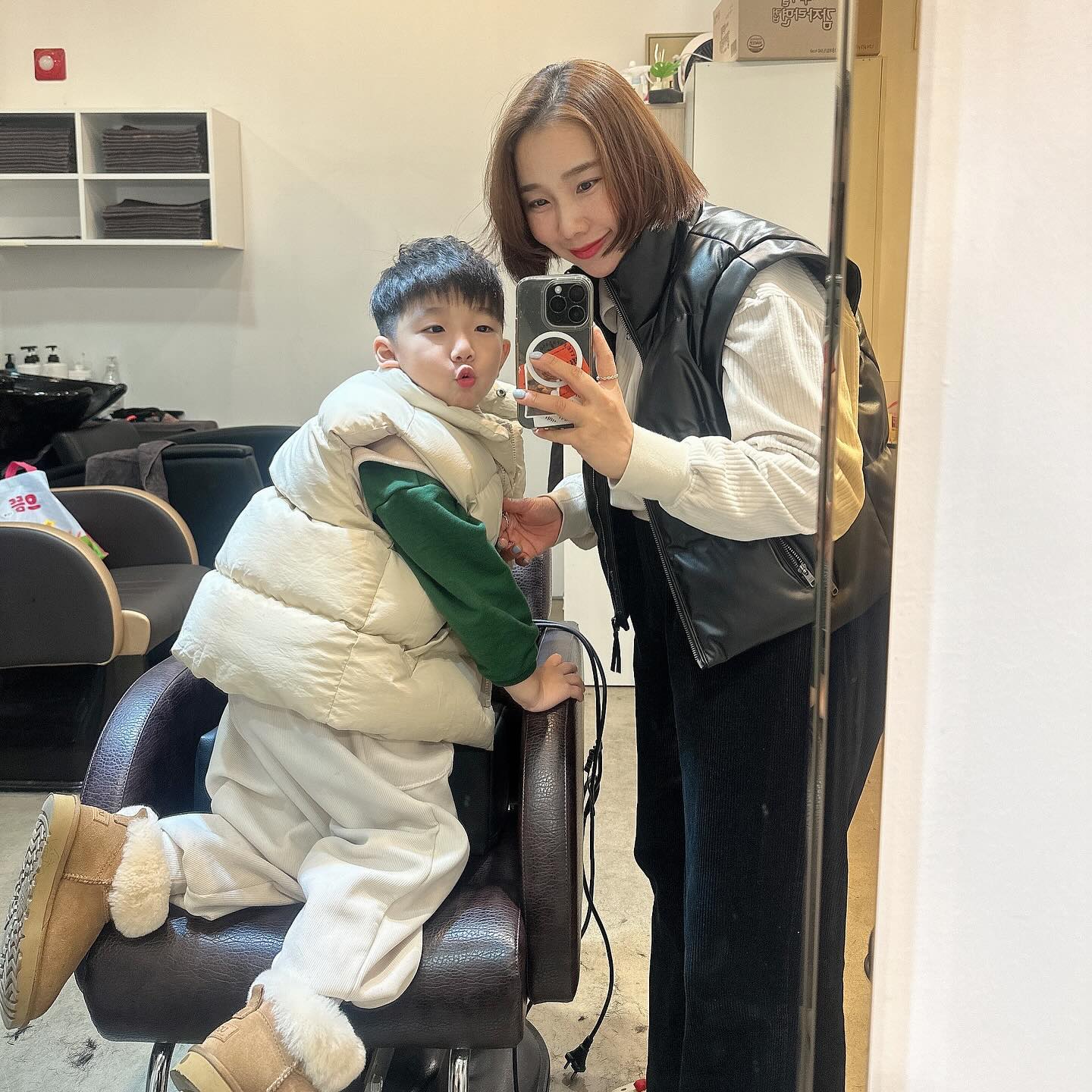 -

이틀동안 이모들 사랑 듬뿍받은 이안이

카페가서 인증메모 깨알그림 붙여두고 
묭실가서 머리하고 카페데이트하고오 >.< 
카페에서 앉아서 팽기접고 그림그리구
다컸네 송이안 

이현이는 얼집에 잘 적응해줘서 감사한 요즘, 
왠열 엄마 안찾네 ㅋㅋㅋㅋㅋㅋㅋ 

유치원방학 지겨웠는데 벌써 끝나뚬:)
이안이 이현이 보물들 🫶🏻

#똥강아지들 #아들둘맘 #실화냐고 ㅋㅋㅋ #복직전 
#워킹맘 #에휴 ㅋㅋㅋㅋ #좋은시절다갔네 ㅋㅋ
#결국칼단발 #볼륨매직 🫶🏻