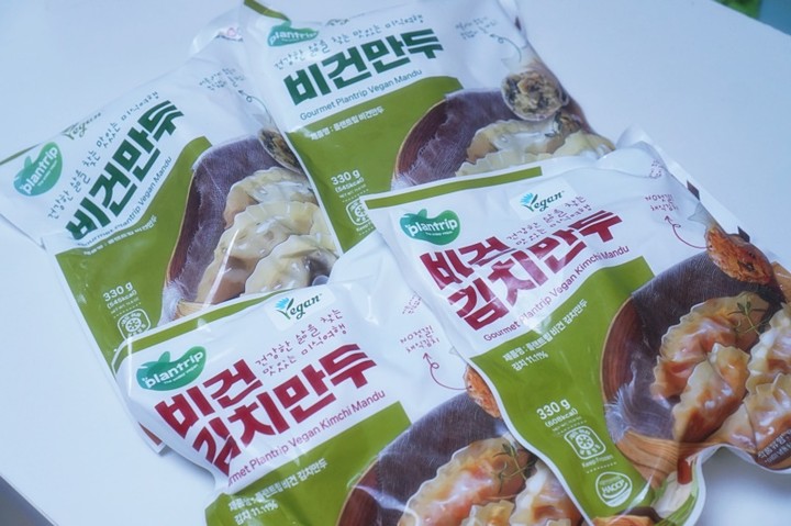 #광고

한만두 플랜트립 비건만두
비건인들을 위해
다이어트 하는 분들을 위해
추천 하고 싶은 채식만두

고기대신 대체육과 
풍성한 6가지 야채로 꽉 채워
더욱 맛있게 만들어진 
한만두 플랜트립 비건만두

바삭하게 구워
비빔채소와 함께 먹으면
한끼로 든든하게
야식으로도 굿!

채식만두 비건만두 
찾는다면
한만두 플랜트립 비건만두

#표고버섯#채식#비건만두#식물성#식물성대체식#비빔만두#비건간식#다이어트음식#비
건뜻#비건#대체육#비건음식#비건레시피#냉동만두#한만두#비건식품#아이들간식#아이
간식#식물성대체육