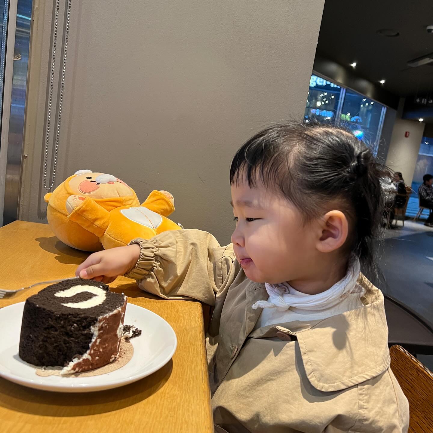 #34개월하진 
날좋았던 어제, 
하지니랑 저녁먹고 케이크먹으러 스타벅스 🍰
starbuckskorea