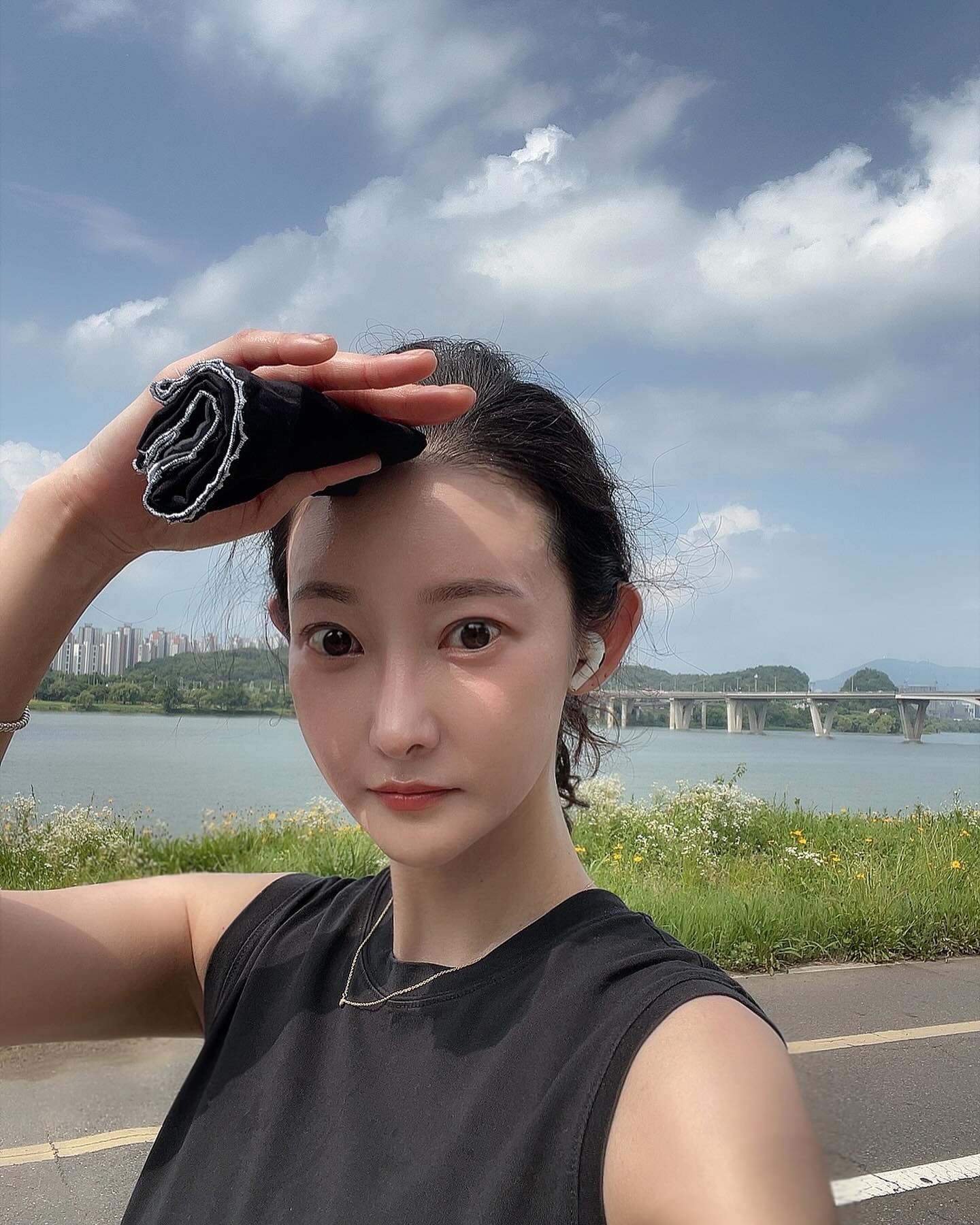 #오운완 

오늘도 비가 안 오는 시간이 매우 덥지만 한강 나가버림~
5시부터 비 온다고 했는데 비가 안옴….나…갱장히 지쳐버림…배신감 쩜….ㅠ ㅠ 

오늘은 쫌 더 가서 강동대교 근처까지 갔다. 
왕복하니 9킬로가 넘는데 도대체 10킬로 뛰는 사람들은 머야~~체력이 뭐 로봇이야??? 

나는 언제 10킬로 채워보나…걷다 뛰다 걷다 뛰다 하는 것도 나와의 싸움이고 끝이 없는 한강은 한숨만 푹푹 나오게 하는데 10킬로는 도대체 얼마나 먼 거리냐구….

매일 꼬박 2시간 가량을 걷고 움직이는데 쓰고 있는데 아직 체지방은 예전으로 돌아가고 있지 않다…
아프기 전에는 17%였는데….지금은 3킬로가량 쪘다고 체지방이 22%로 늘어버렸네…? 그것도 복부지방으로…? 체중은 항상 미달나오는데 복부지방은 정상과 많음의 경계선에 있는걸 보고 나…주저 앉았지 머야…
이런적이…없었는데….
유산소가 살이 잘 빠진다고 누가 그랬어…? 내 배는 왜 계속 그대로인데…? 복근 운동 아파…괴롭단 말이야…
한숨쉬게 만드는 한강을 선택했는데 내 배는 왜 아니라고 외치냔 말이야…😟😟 

그래도 해보자! 비 안오는 시간 검색해서 꾸준히 움직여보자! 운동화 검색중이잖아? 

근데… 보메로야…인빈서블이야….? 둘 다 신어봤는데 뭐가 더 괜찮은지 모르겠단 말이야…

#추천해주세요 #일상 #소통 #재활중 #한강걷기 #한강달리기 #러닝초보 #daily #rehablitation #walking #running #followforfollowback