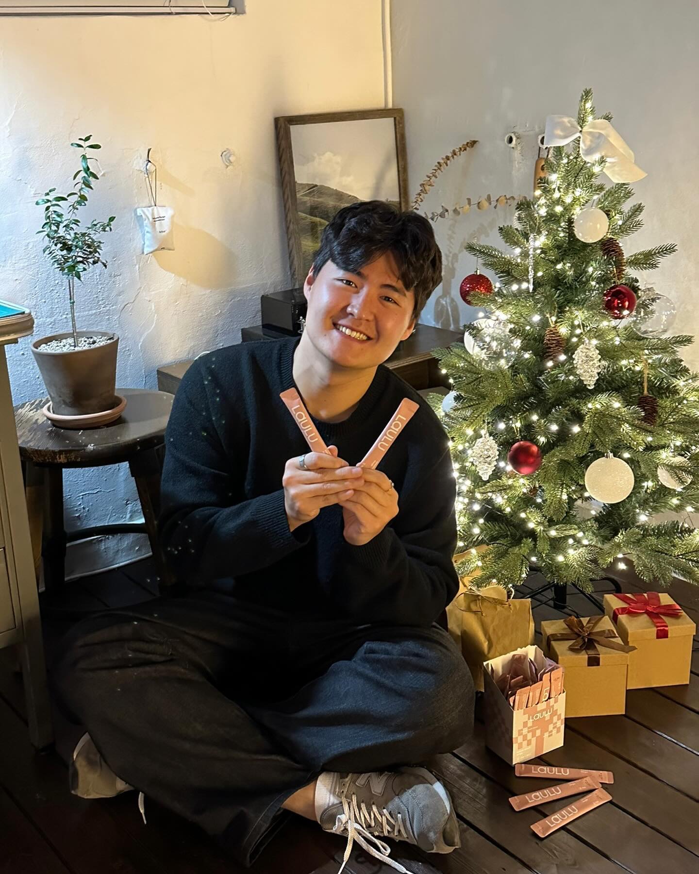 #협찬

안녕하세요! 오늘 소개해 드릴 제품은 현대인의 필수품!
라울루 안티프라그 #가글 을 소개해 드리려구해요!

구강철결제 1위!
누적 판매수량만 20만!

저는 가글은 무조건 맵고 자극적이여야만
한다고 생각했는데 입안이 얼얼해야만
구취와 세균이 제거되는게 아니라고해요!

라울루 가글은 순하지만 상쾌하고
세균 흡착 기술로 구강 내 번식을 억제해
구취의 원인을 잡는 상쾌한 가글이에요!

단 한번의 사용으로 순하고 상쾌하게!
입속 냄새, 세균까지 제거하는
라울루 안티프라그!!

무료로 제품을 받아 작성하지만 솔직한 후기!
가글이 맞나? 싶을정도로
향도 너무 좋았고 자극 없이
상쾌함이 오래가서 너무 좋았어요
입냄새 잡아주는건 확실히 오래 가더라구요!

가장 좋았던건 가방에 쏘옥 하나씩 넣고
다닐 수 있는 편안함!!

📌라울루는 합성 계면활성제를 넣지 않고
자연 유래 성분만을 이용해 만든 천연 무알콜
가글로 잇몸질환자, 구내염 환자, 임산부, 어린아이들
모두 안심하고 사용 가능합니다

#아침입냄새 #구강건조 #천연계면활성제가글 #구강청결제 #구취제거제 #휴대용가글 #일회용가글 #무알콜가글  #가글추천 #라울루가글 #찌꺼기가글 #구내염가글 #어린이가글 #임산부가글